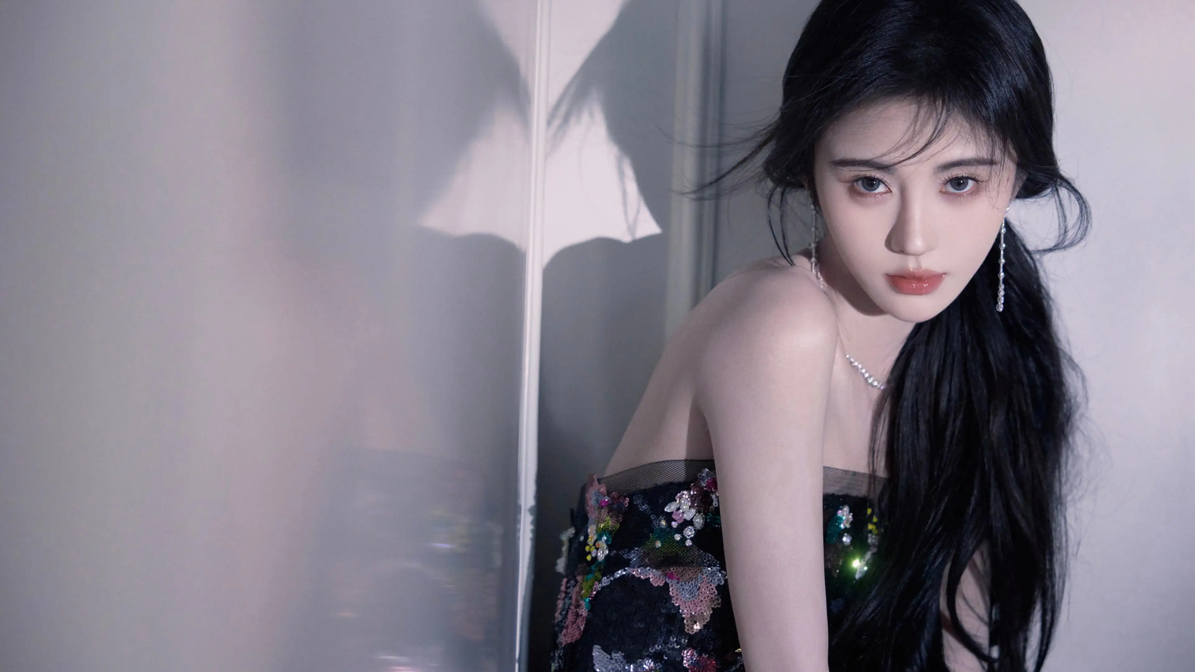 鞠婧祎性感抹胸裙穿搭写真壁纸