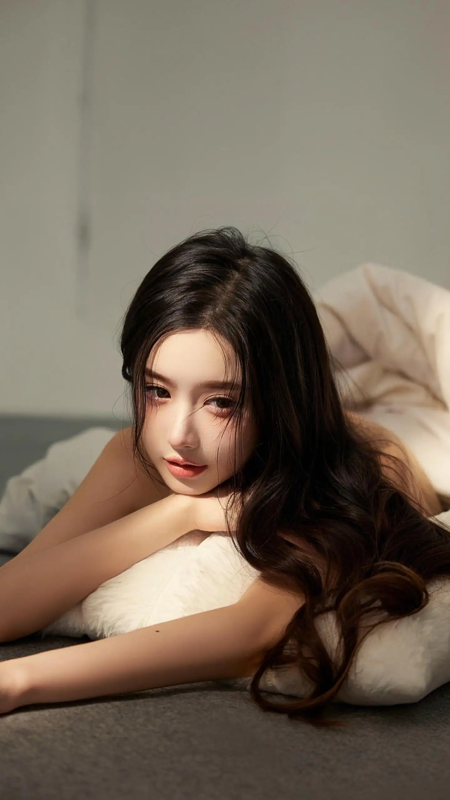 阳光下，趴在抱枕上的高颜值长发美女小姐姐高清写真手机壁纸