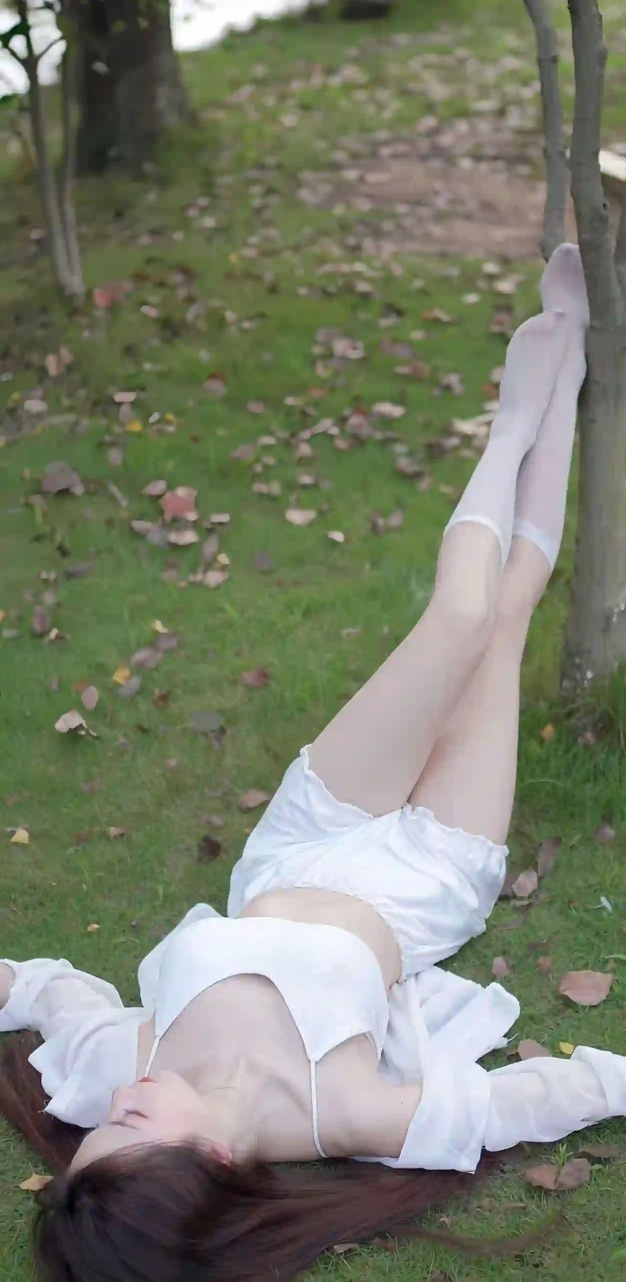 躺在草地上的长发美女 长腿美女 丝袜 白色丝袜 性感 吊带