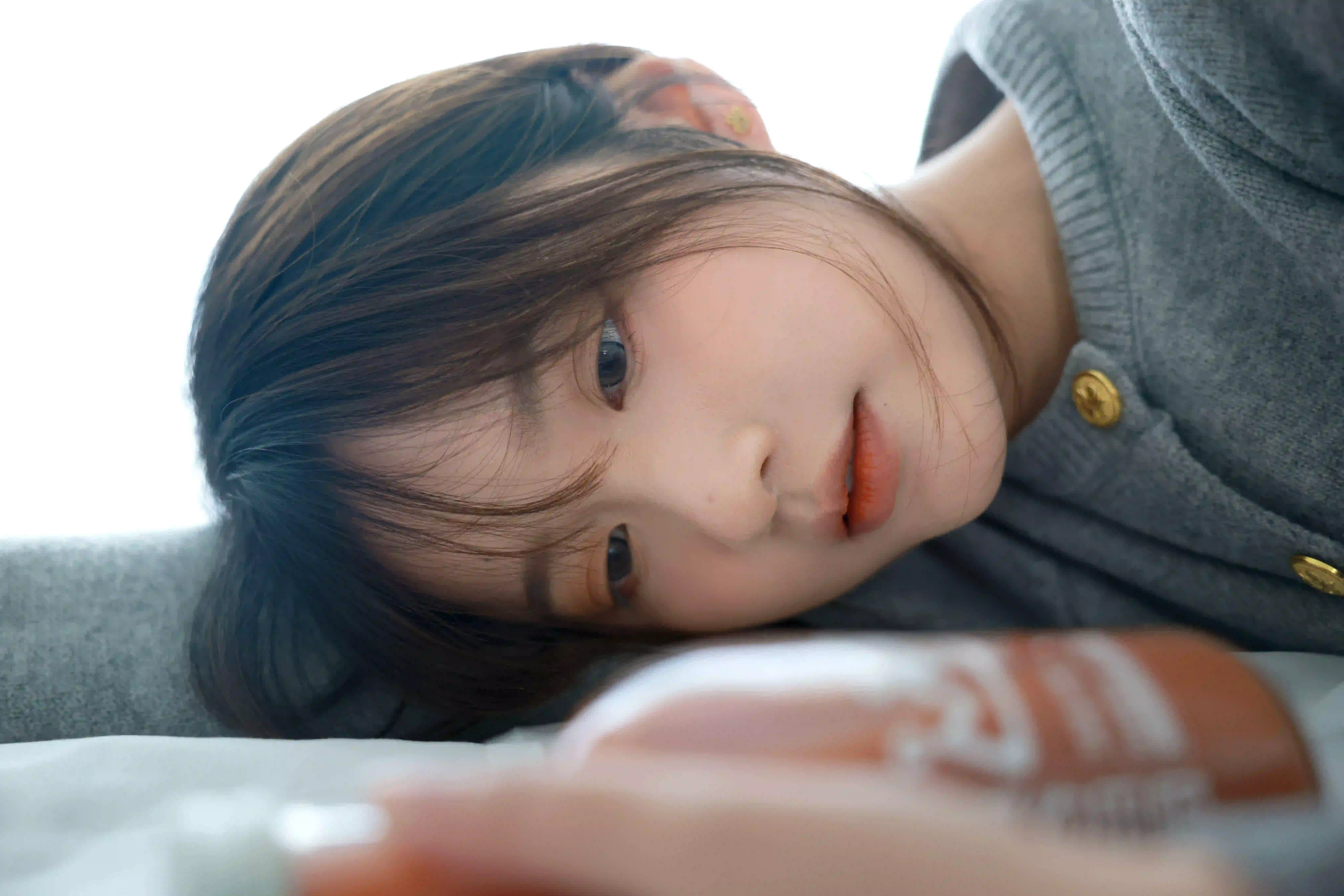 灰色毛线衣服 清纯美女 居家写真 