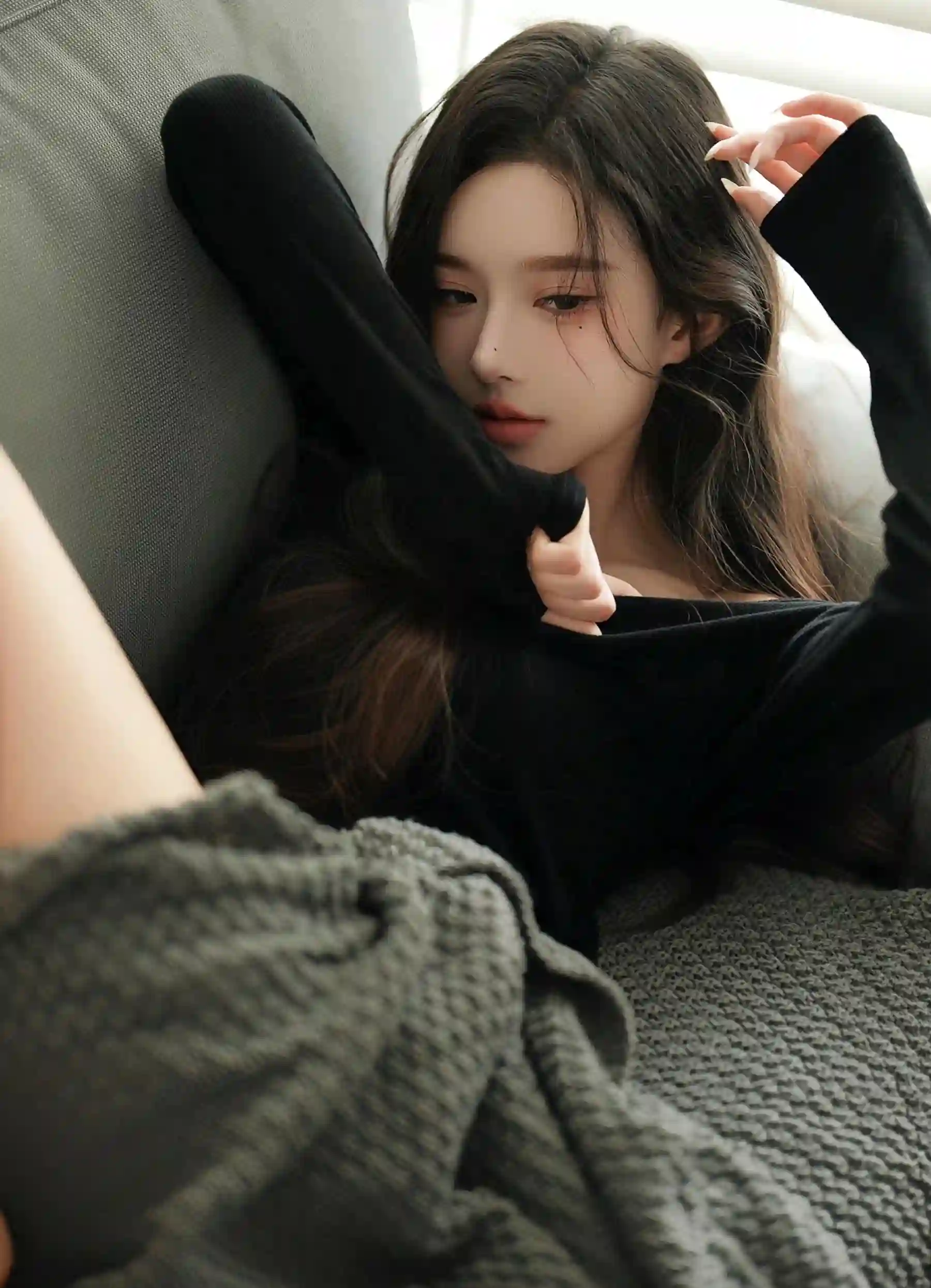 长发美女 黑色衣服 慵懒 沙发上的长发慵懒美女
