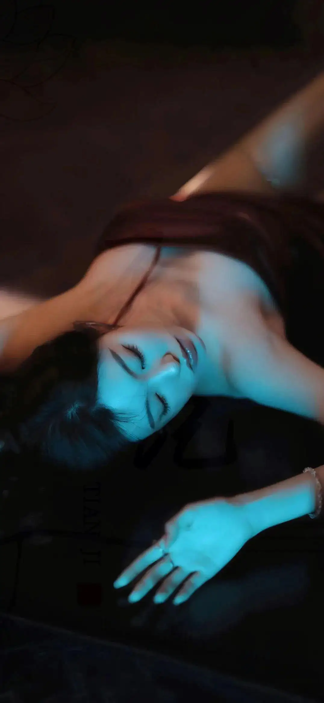 长发性感吊带美女