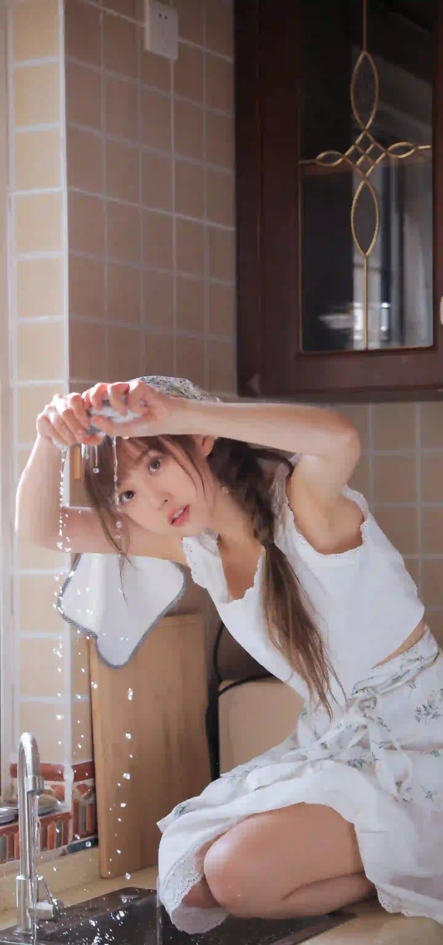 正在玩水的可爱清纯女孩 白色裙子