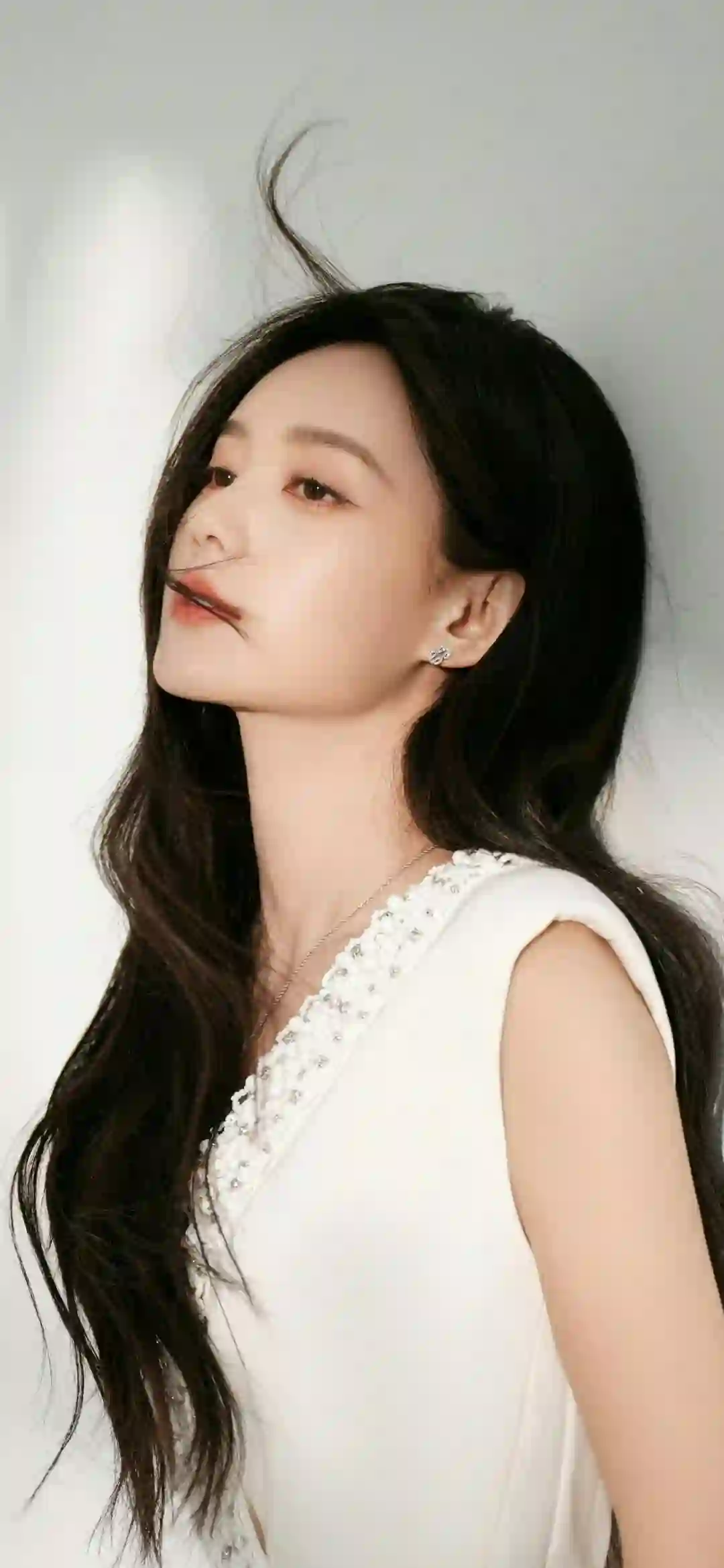 李一桐 长发性感美女 明星壁纸 白色衣服