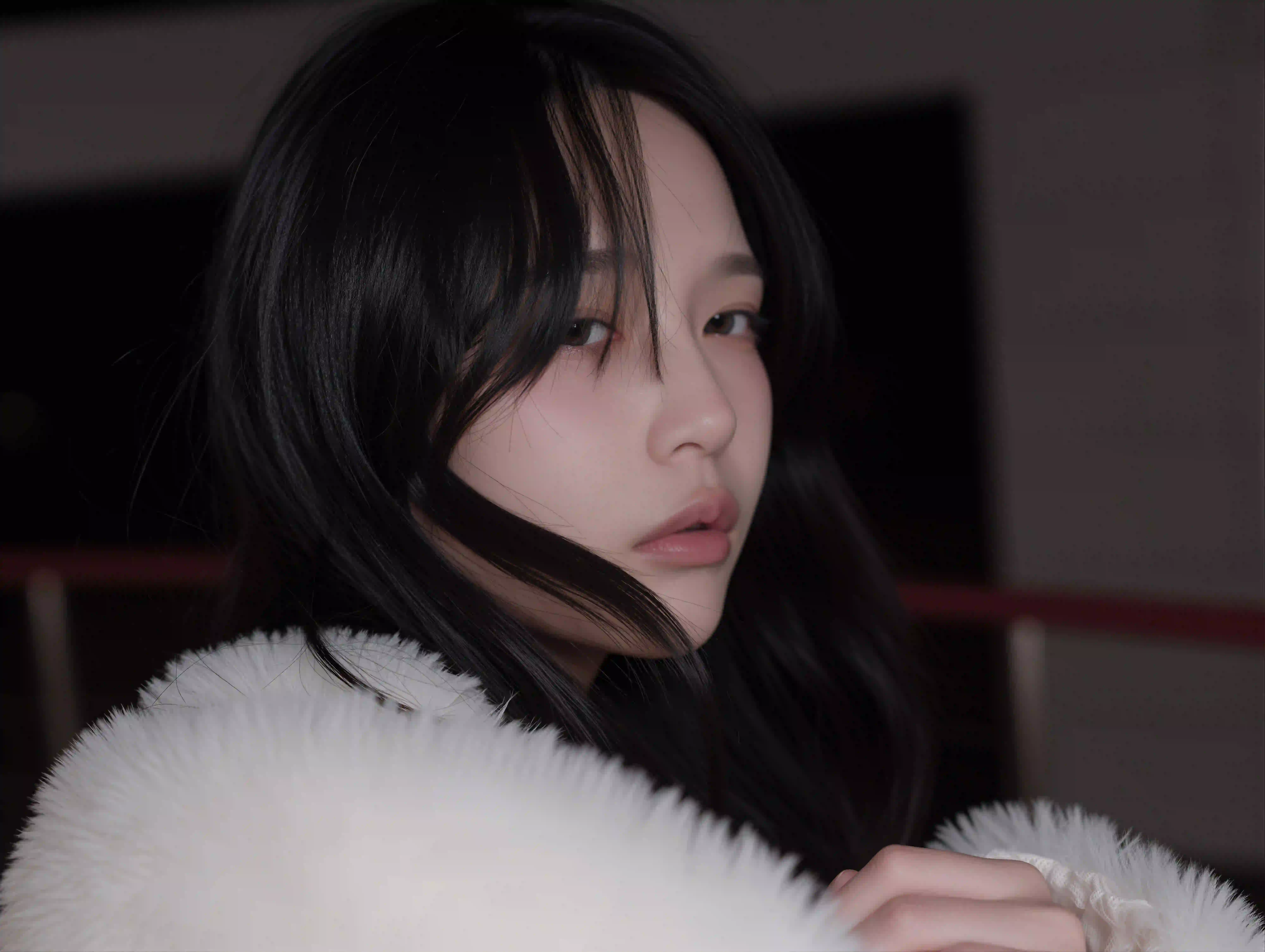 长发美女 暗色调环境 白色衣服