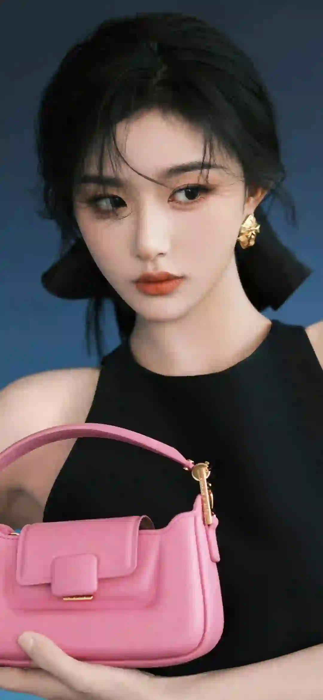 孔雪儿 粉色包包 时尚美女