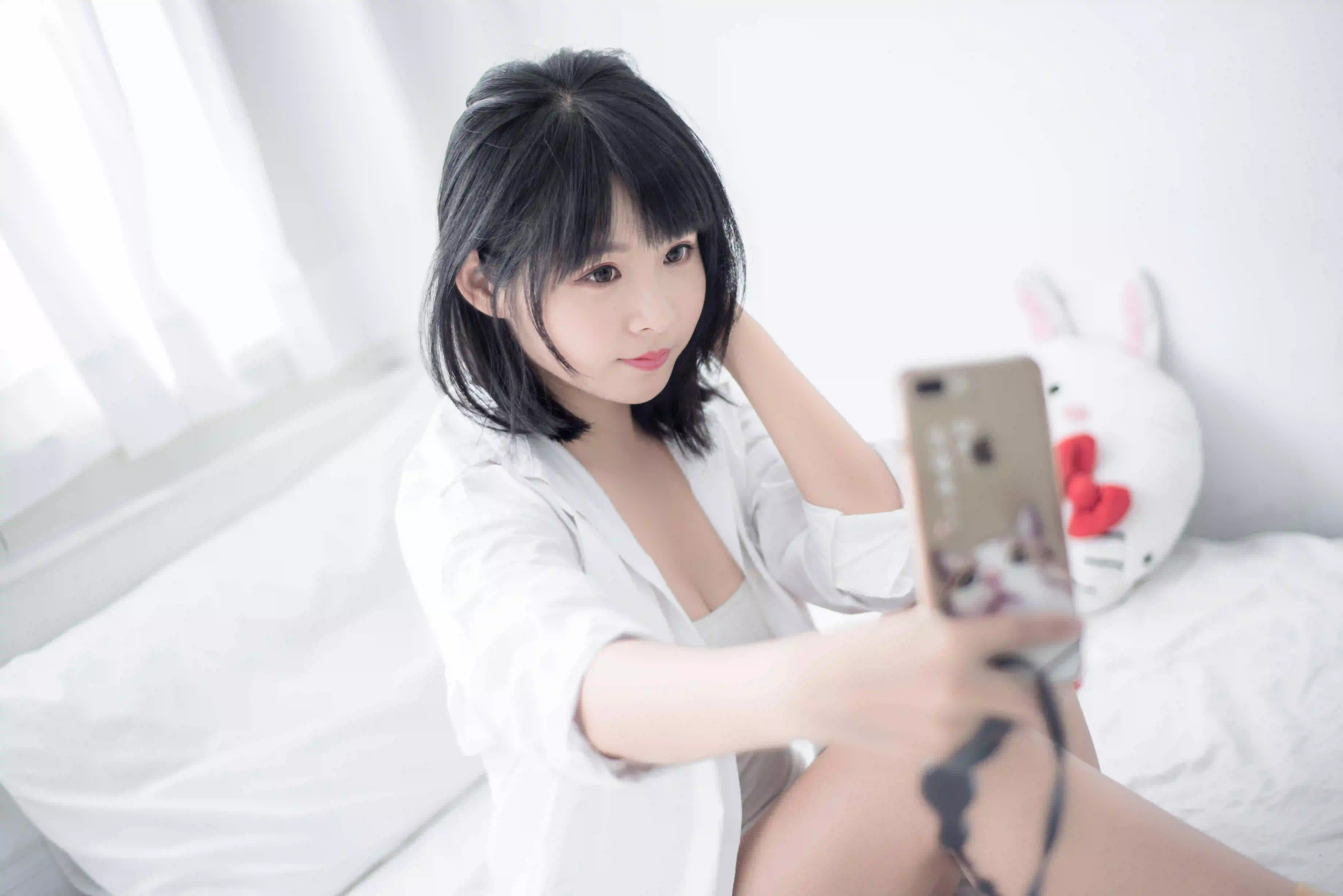 白色衬衫 白色衣服 短发女孩 居家写真 