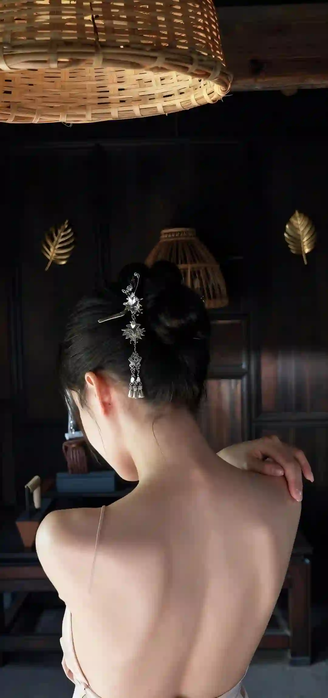 古风 银饰发簪 盘发 露背 背影 唯美 静谧