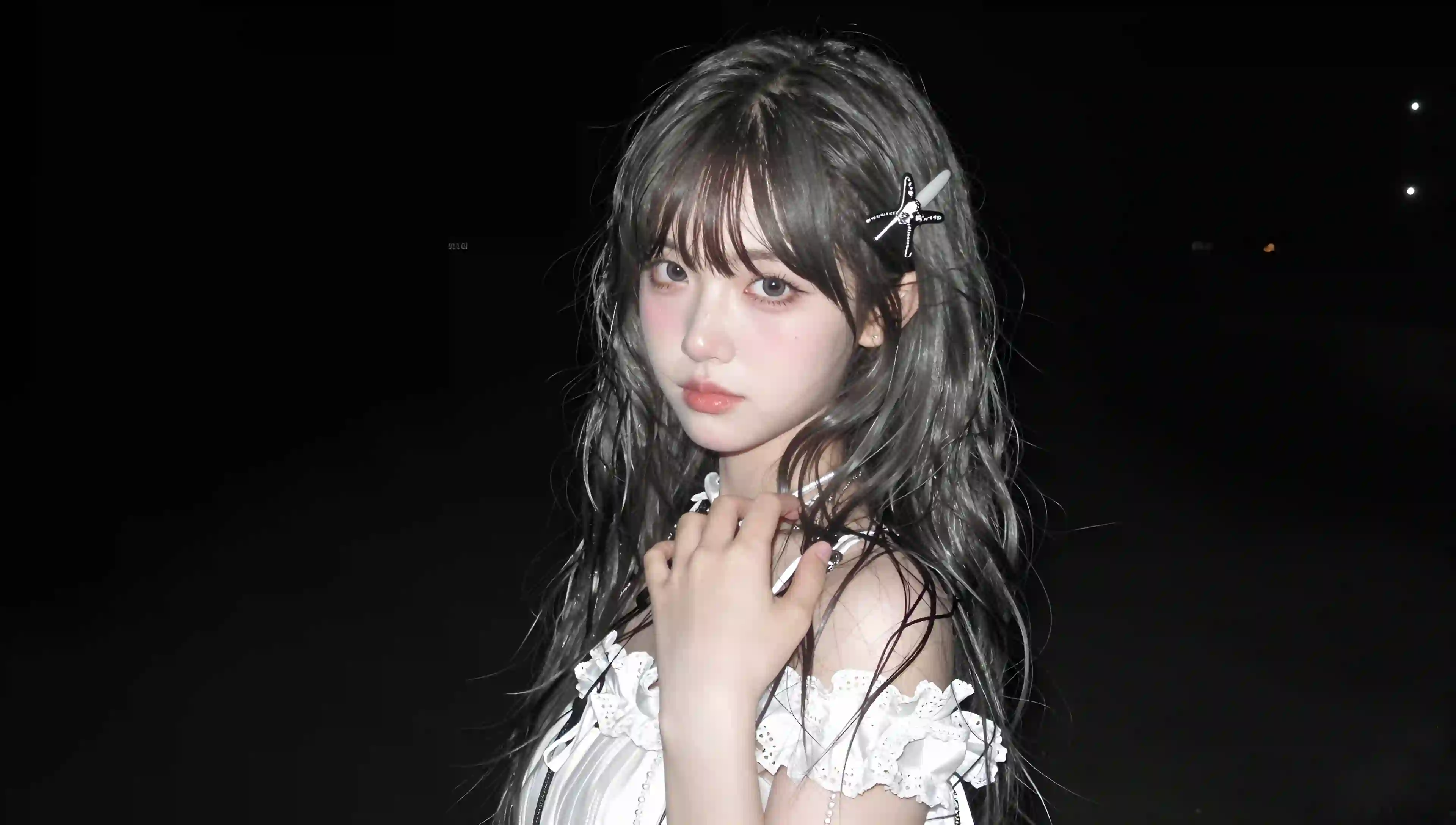 清冷少女 黑色背景 唯美人像 露肩装 高冷
