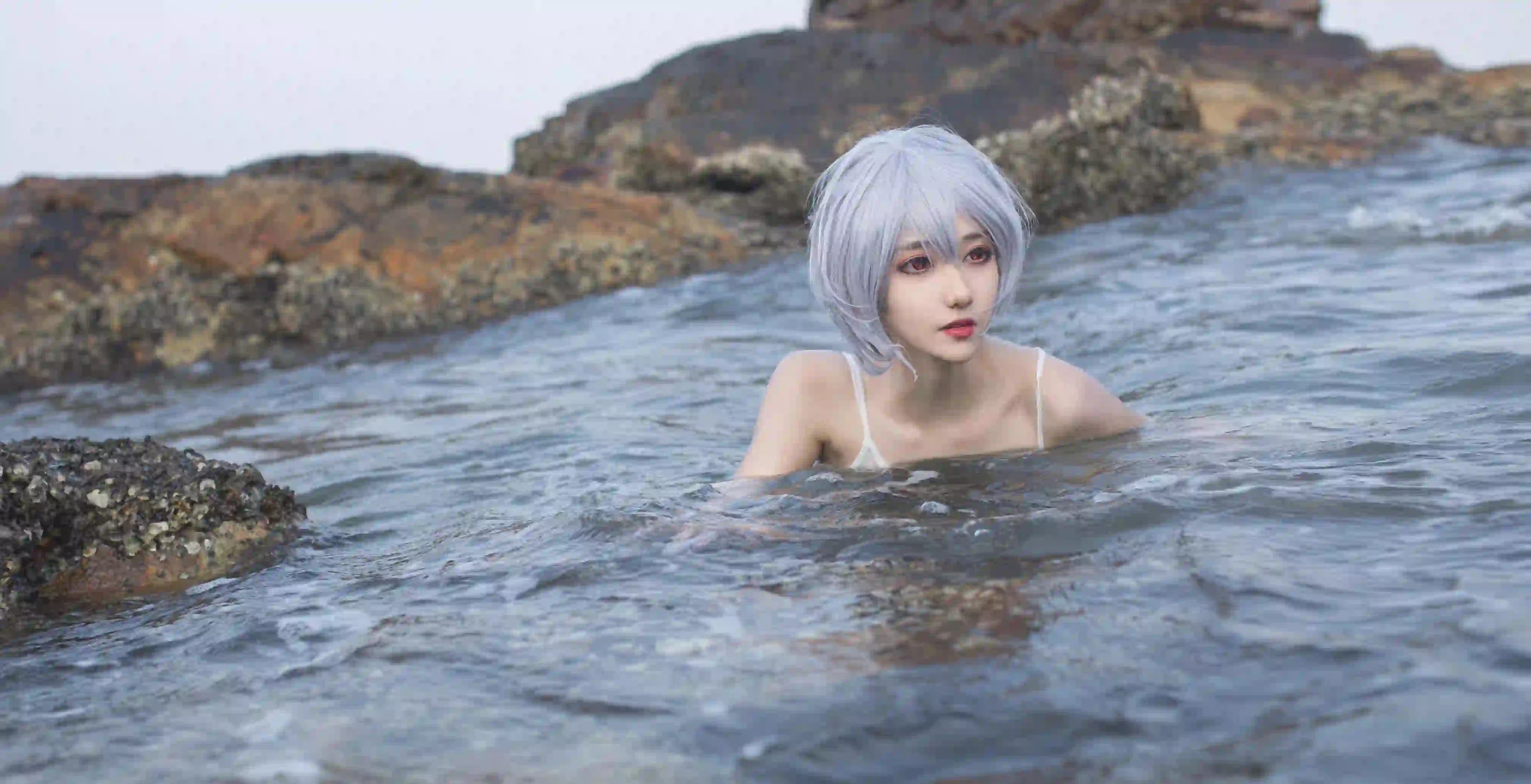 蓝色短发 白色裙子 白色裙子 海洋 游泳