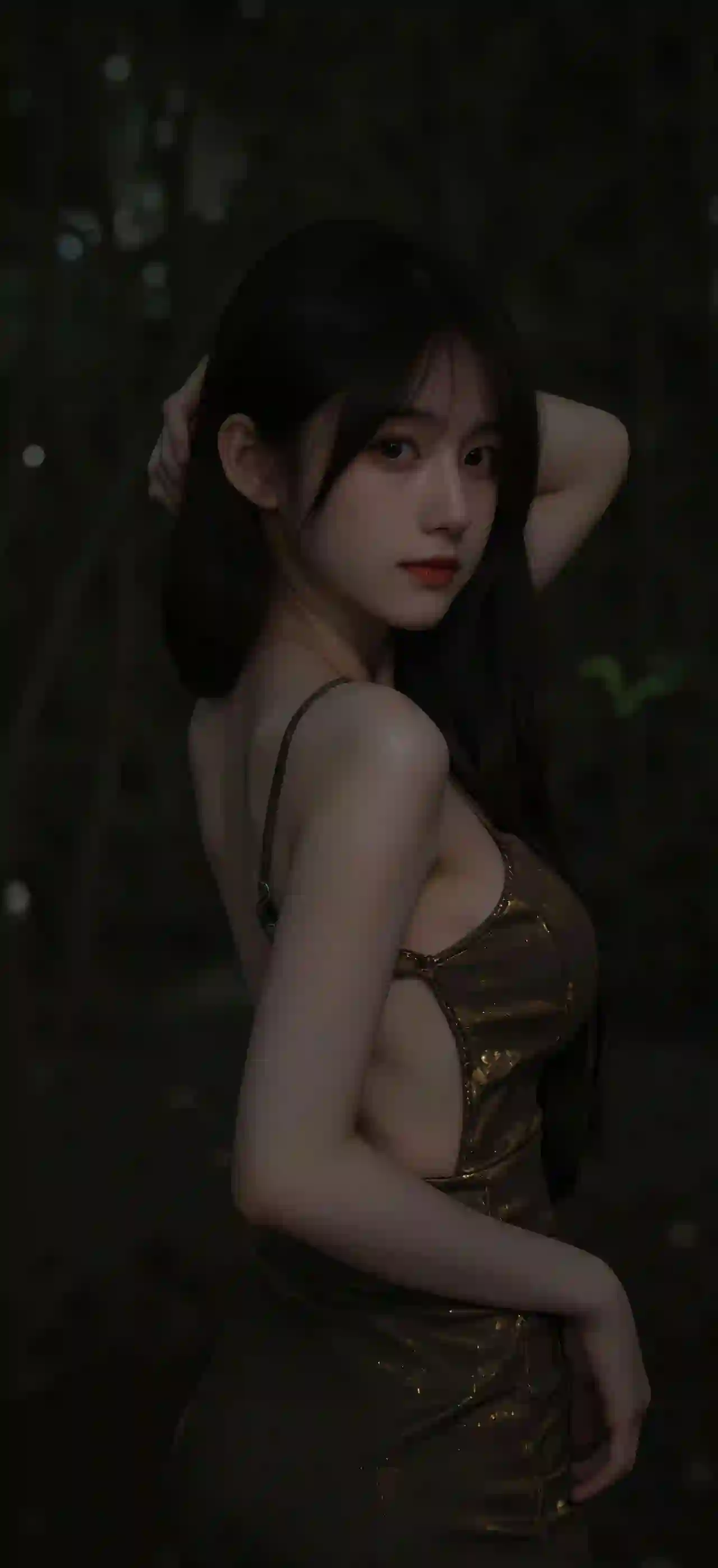 一位长发女生在暗色调的森林背景中 身着金色亮片吊带裙 侧身回眸 营造出一种神秘 性感且富有艺术感的氛围