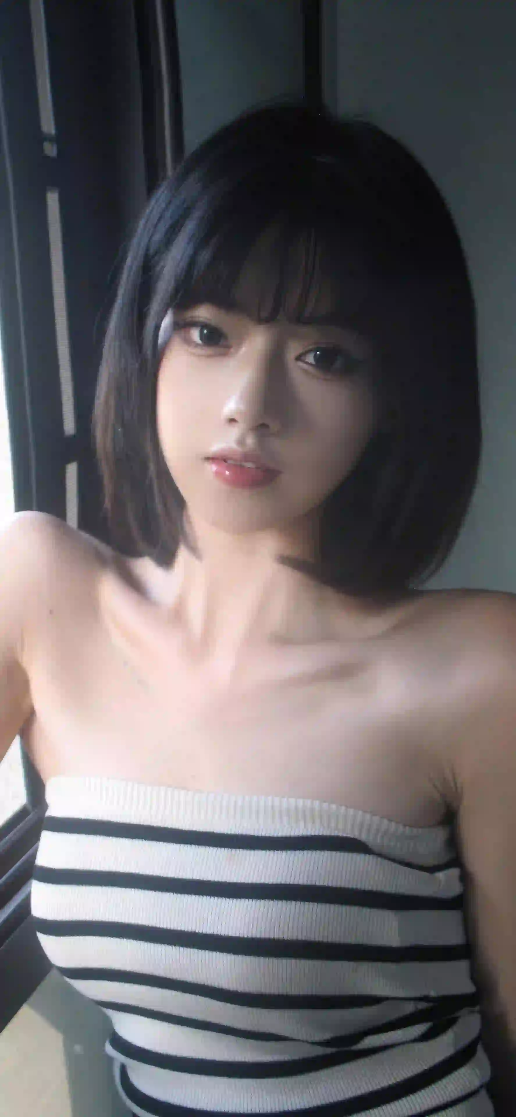 抹胸短发女孩 毛线衣 短发