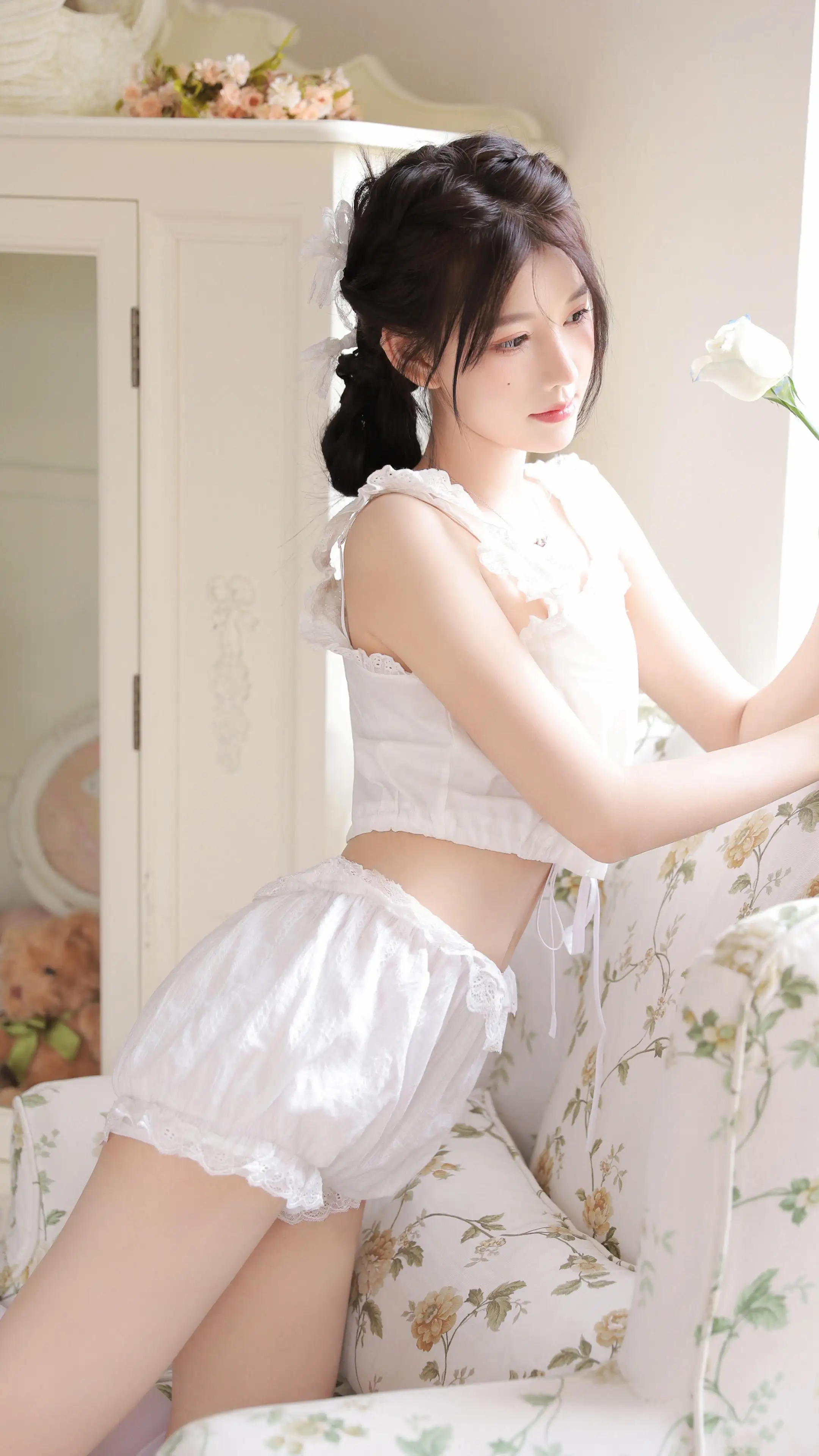 白色睡衣小仙女 沙发 花 4k手机壁纸