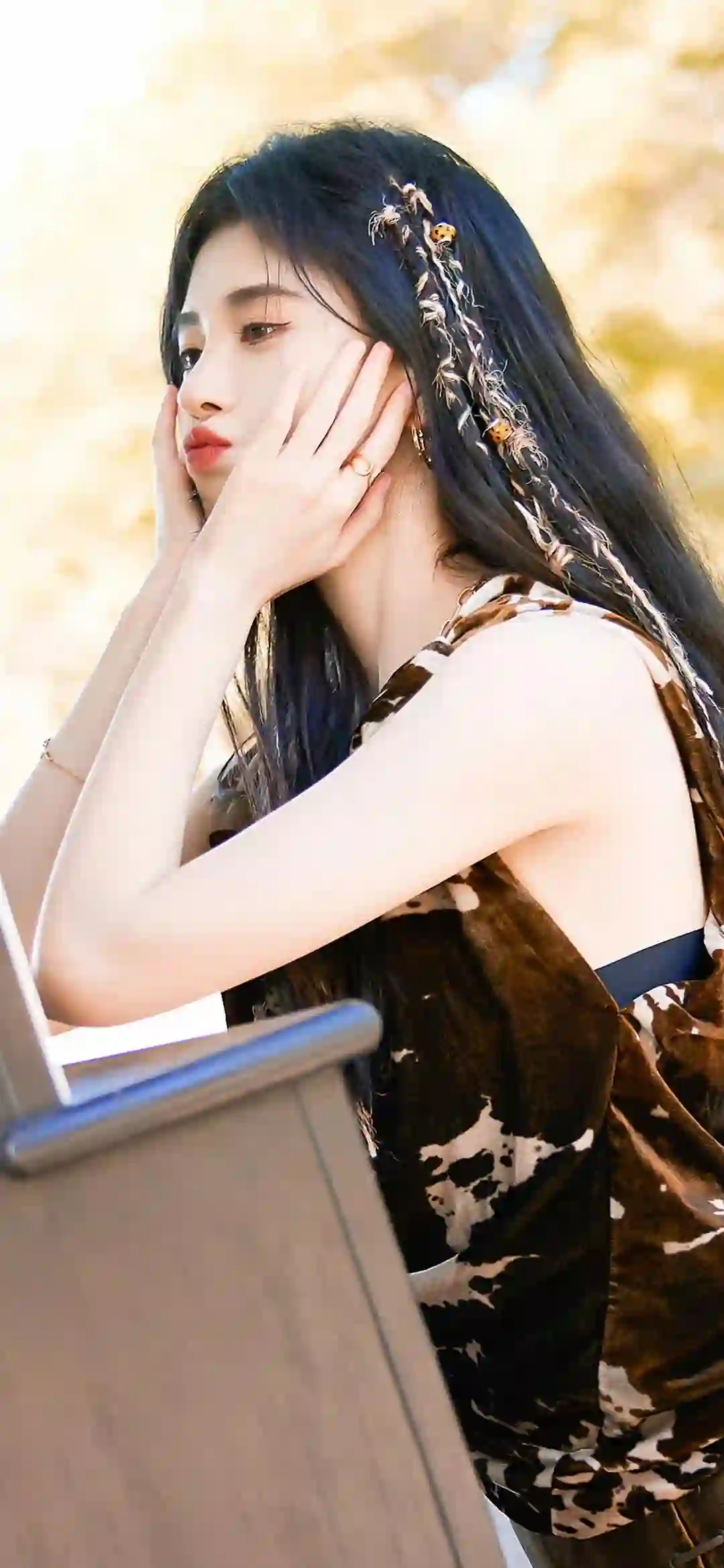 明星壁纸 长发可爱美女 时尚美女 鞠婧祎 嘟嘴 俏皮可爱