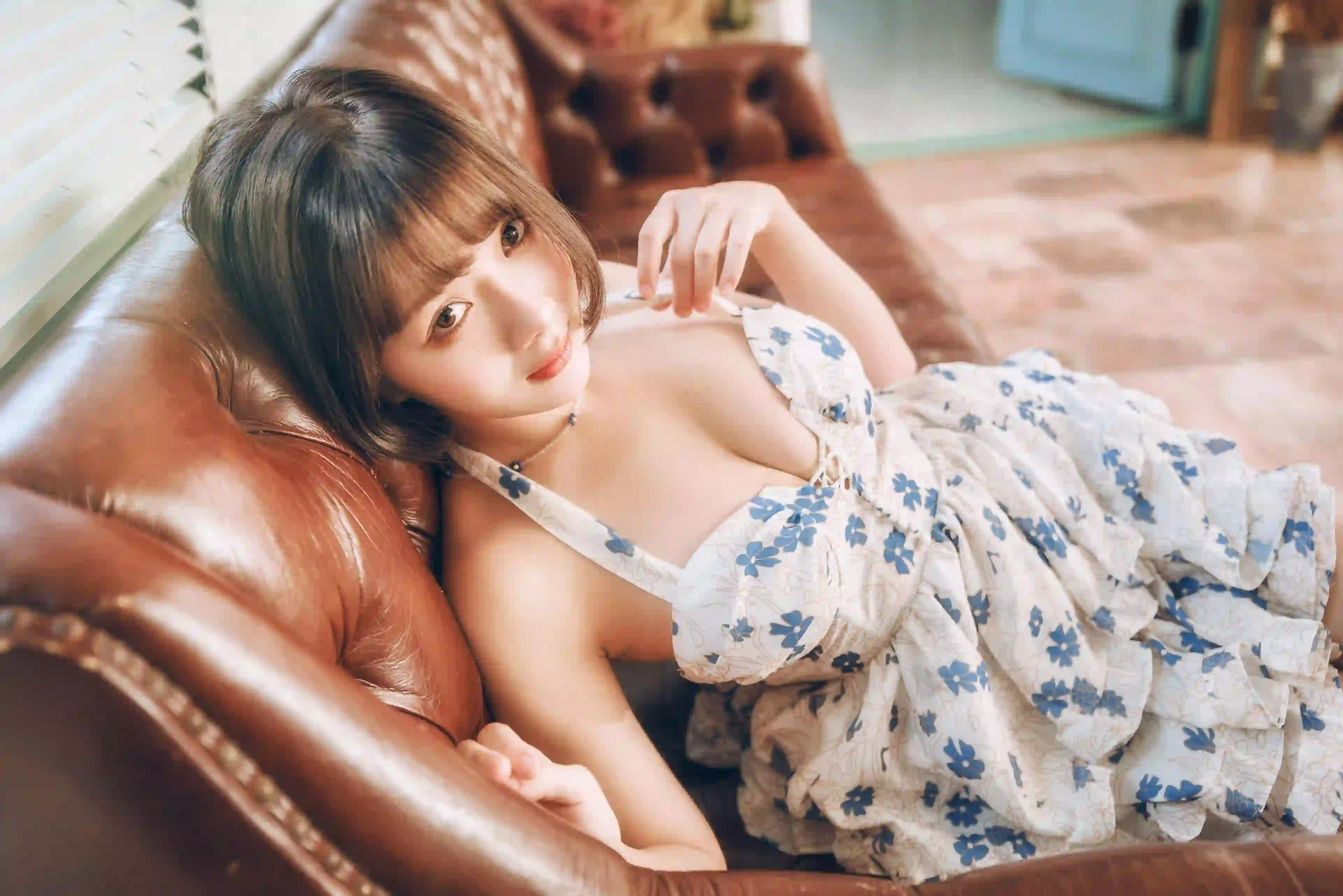 性感美女 短发女孩 沙发 居家 碎花裙