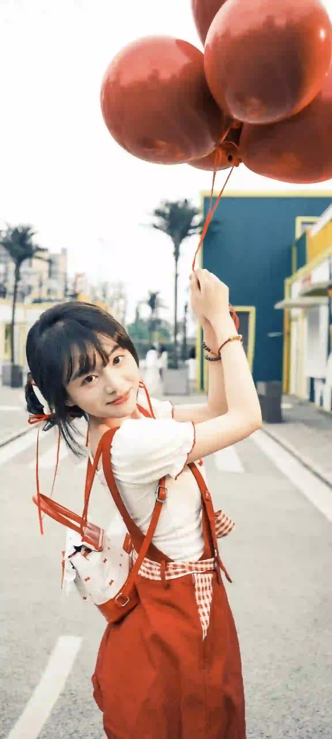甜美女孩 街拍 长发美女 甜美 微笑 红色背带裤 红色气球