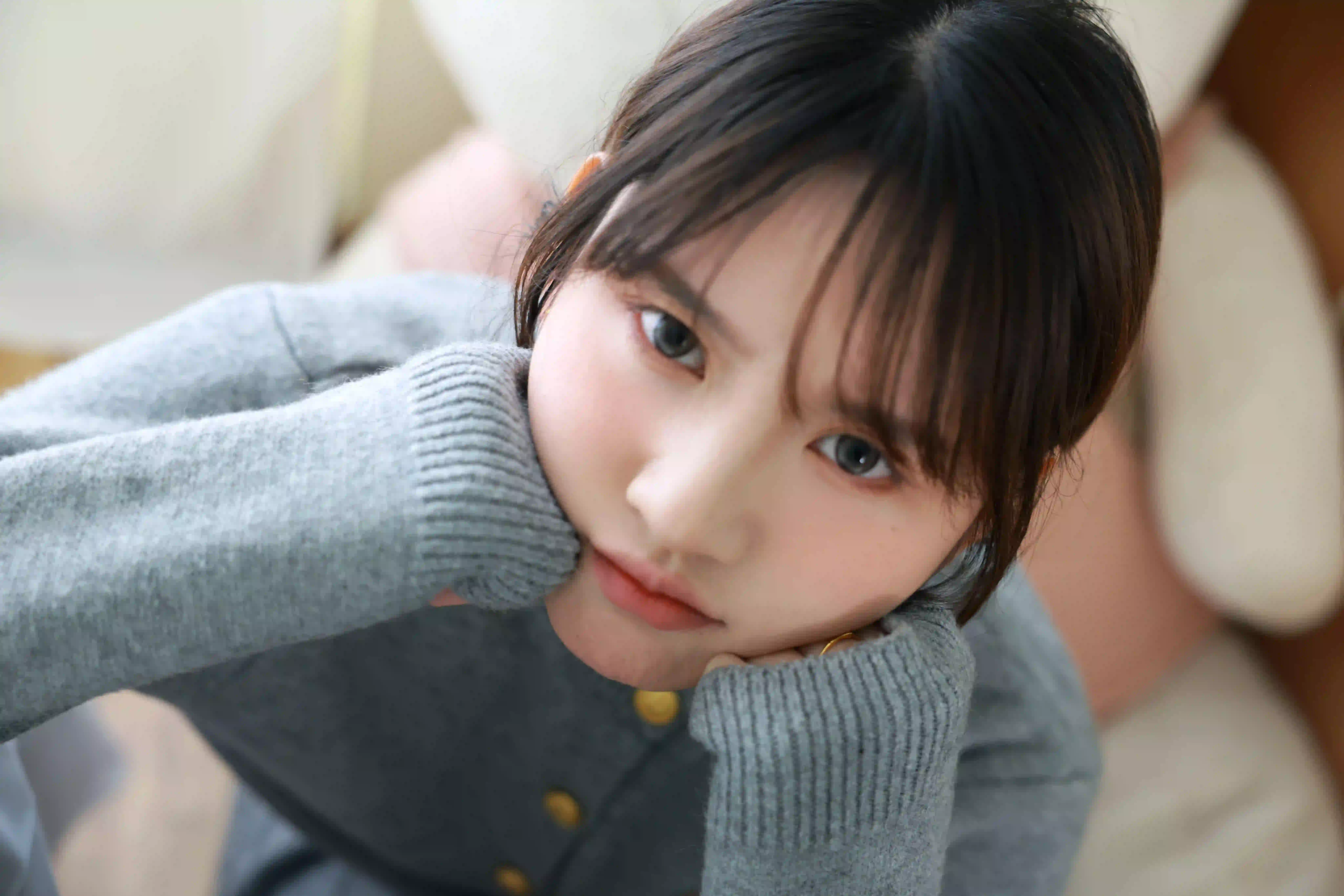 灰色毛线衣服 清纯美女 居家写真 
