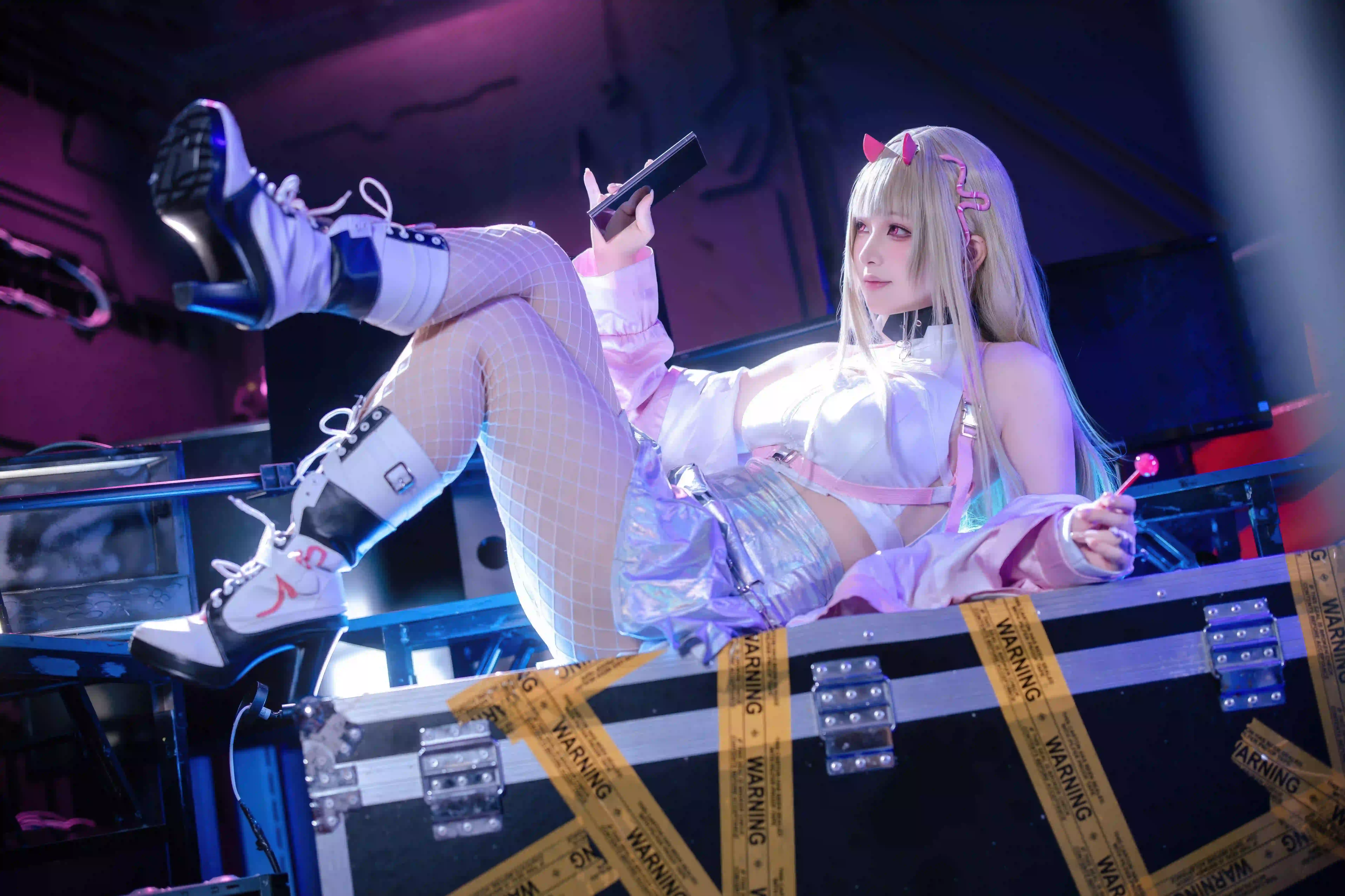 自拍 长发性感美女 长腿美女 恶魔角 渔网袜 渐变衣服