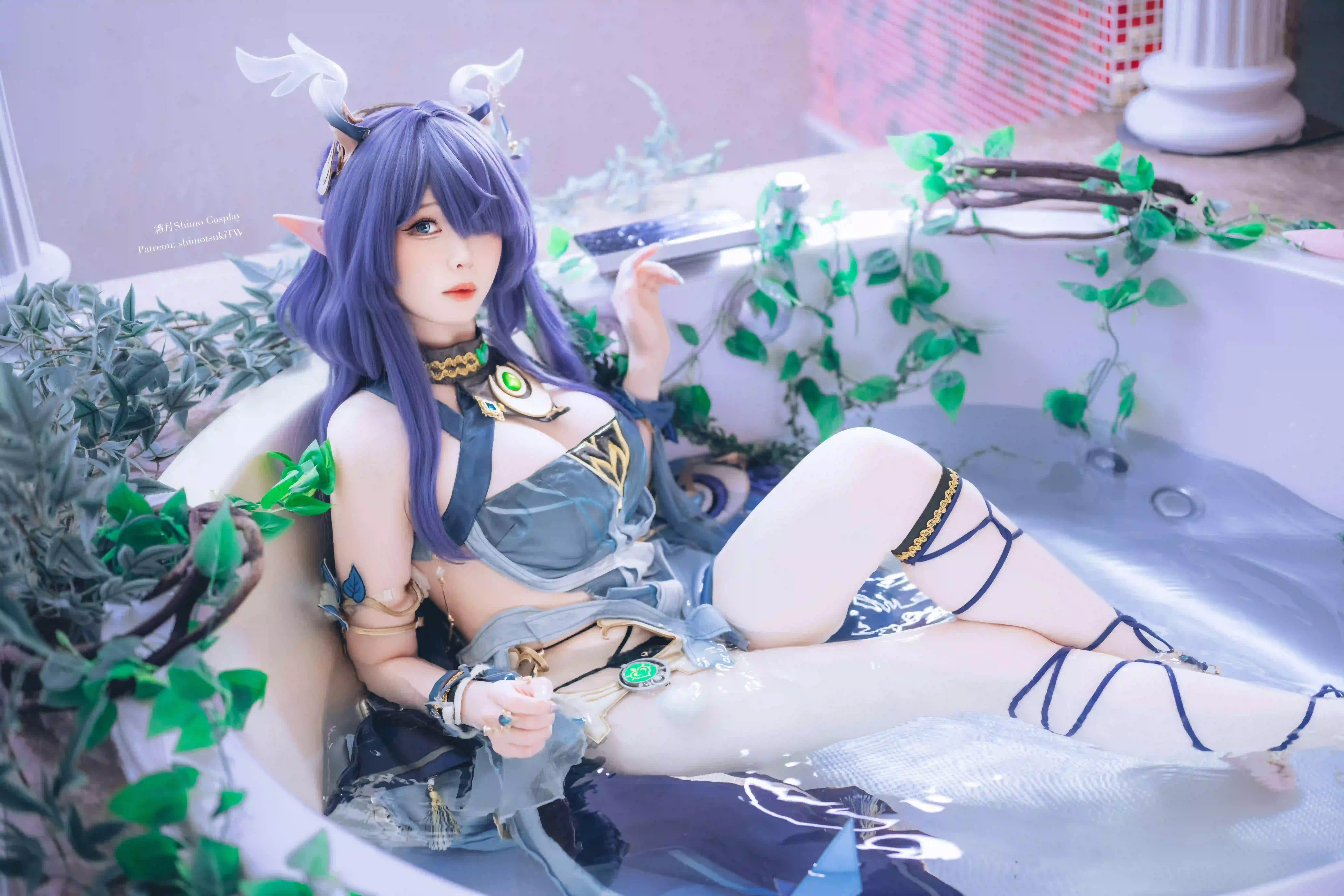 coser 蓝色头发 长腿美女 白色丝袜 浴室
