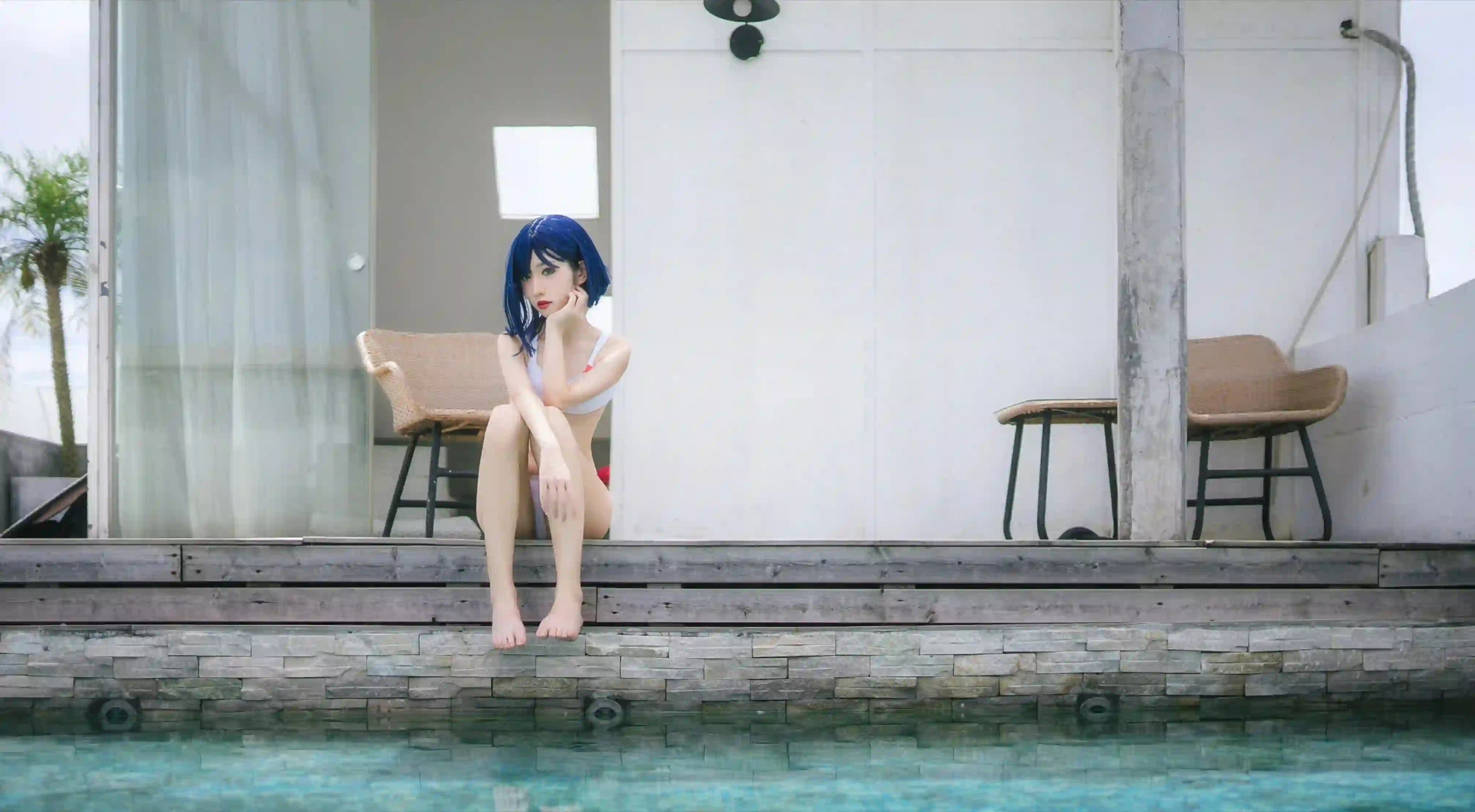 蓝色短发 性感泳衣 户外 泳池场景 长腿性感美女