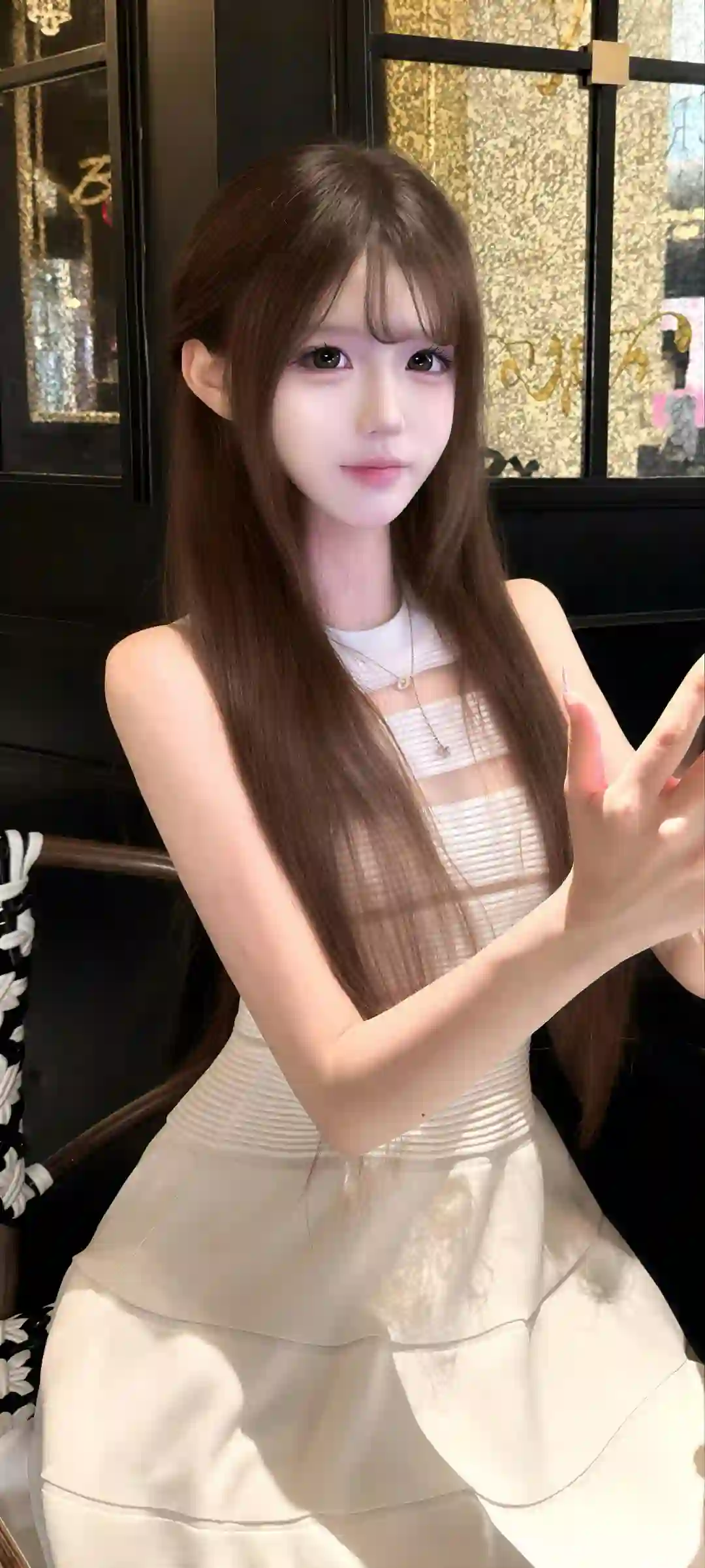美女 白色连衣裙 长发 阳光 咖啡馆 人像