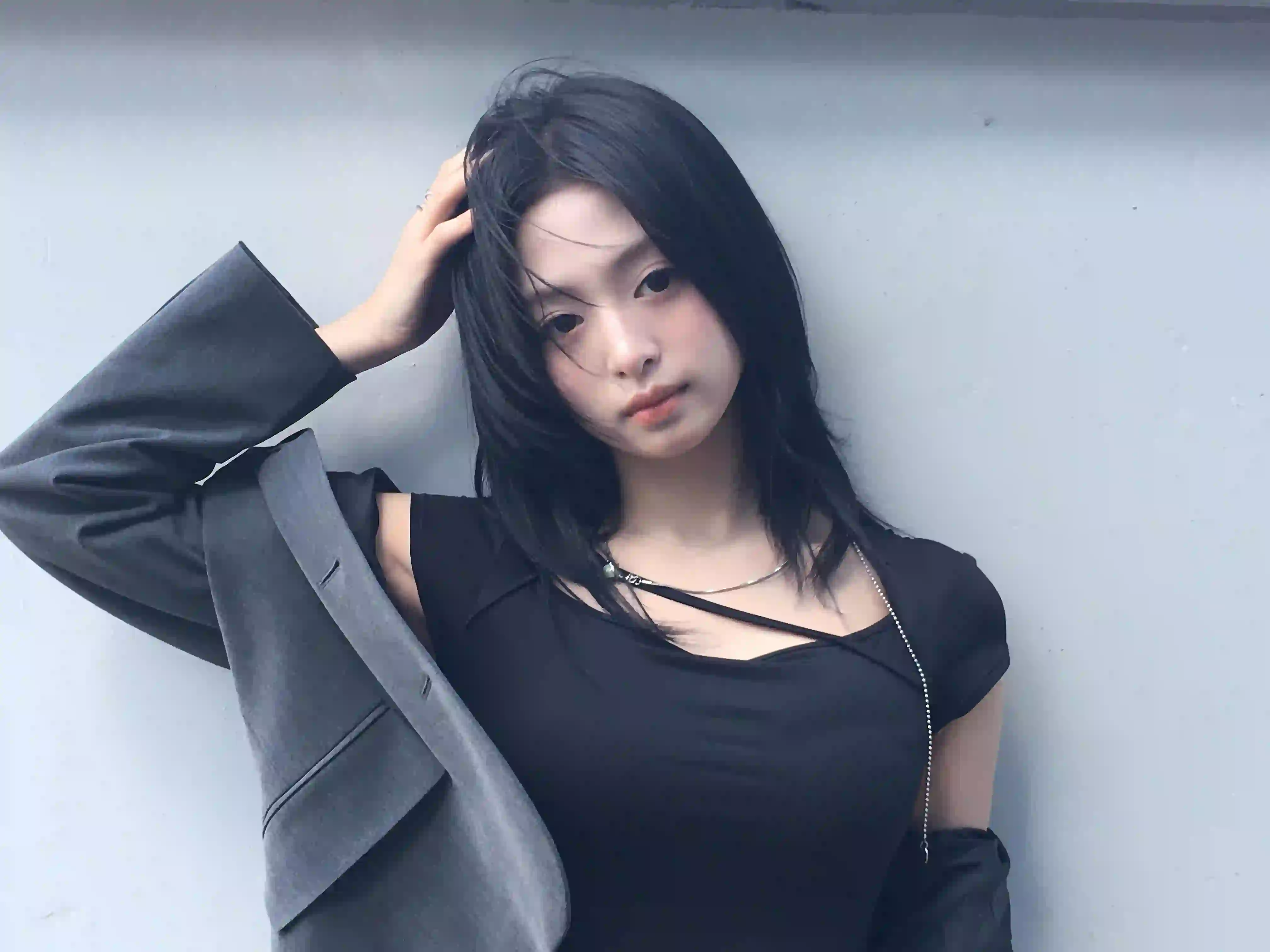 AHYEON-BABYMONSTER 长发性感美女 个性穿搭 黑色内搭