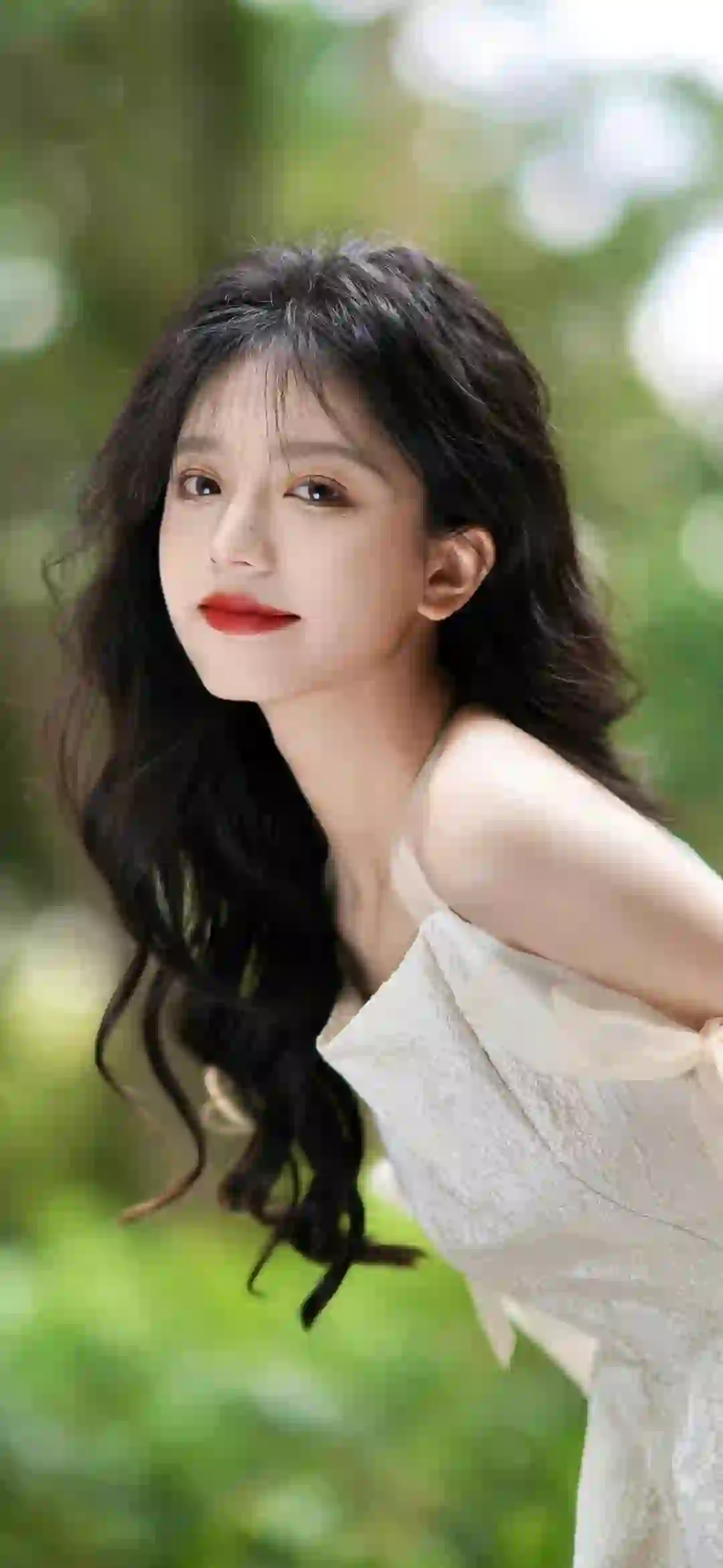 洪晨曦  长发清纯美女 小清新 户外 白色吊带长裙