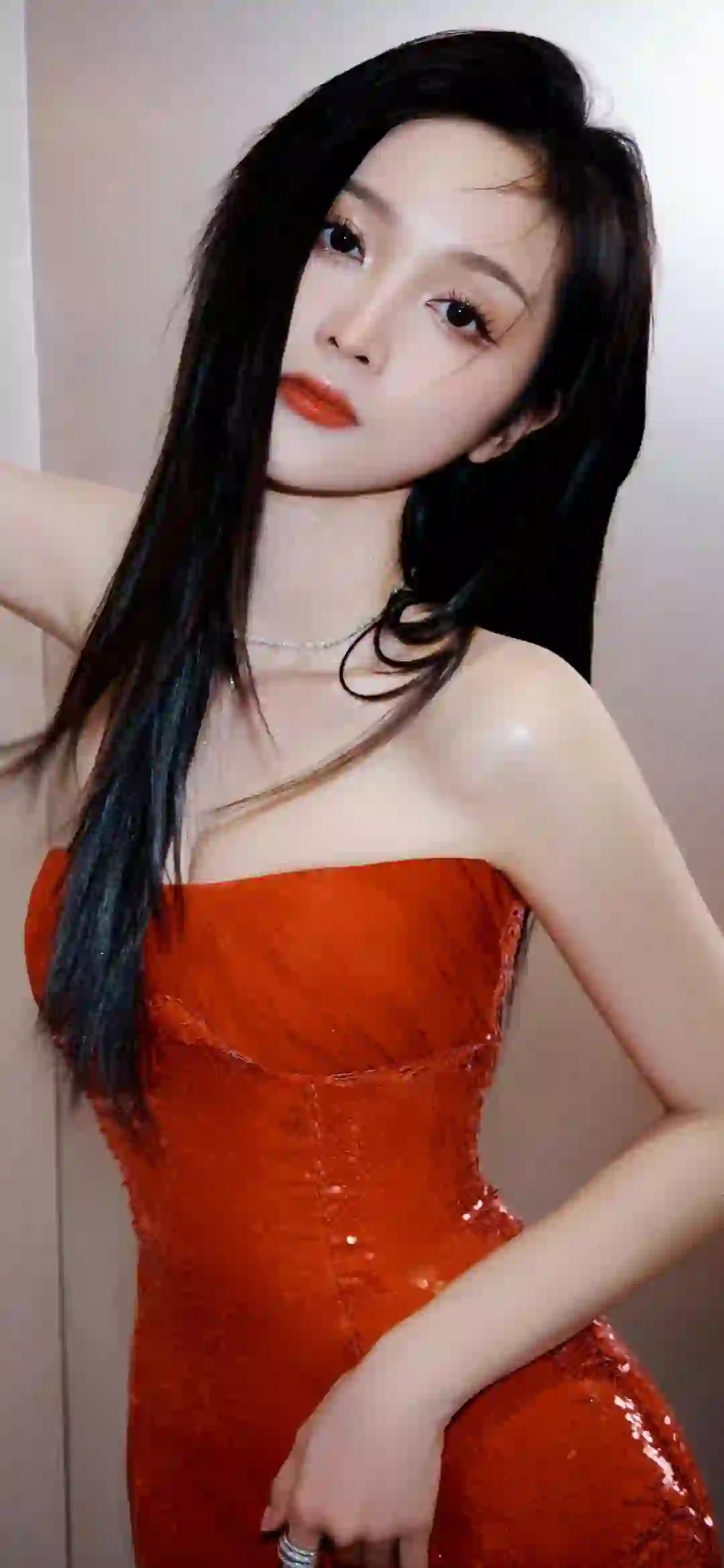 明星壁纸 吴宣仪 长发美女 红色抹胸长裙