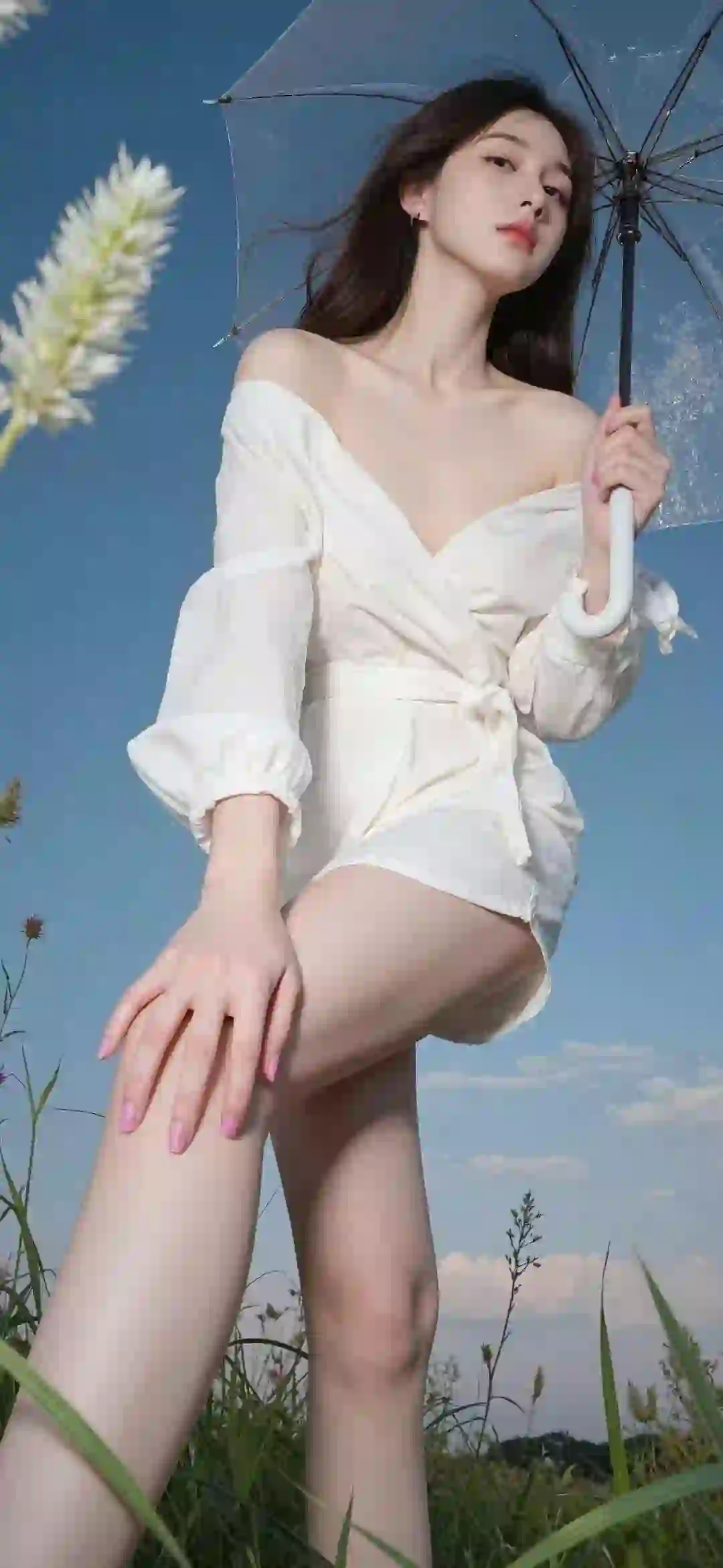 俯拍 撑着雨伞的长发美女 白色短裙