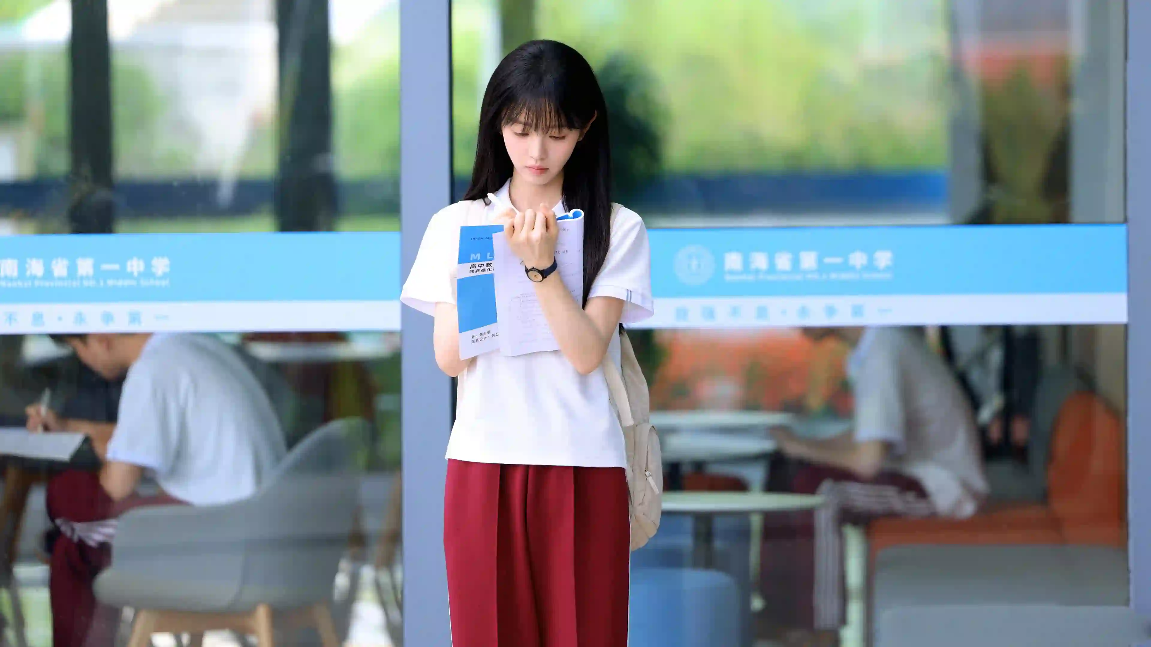 长发清纯美女田曦薇 清纯 青春 红色裤子 学院