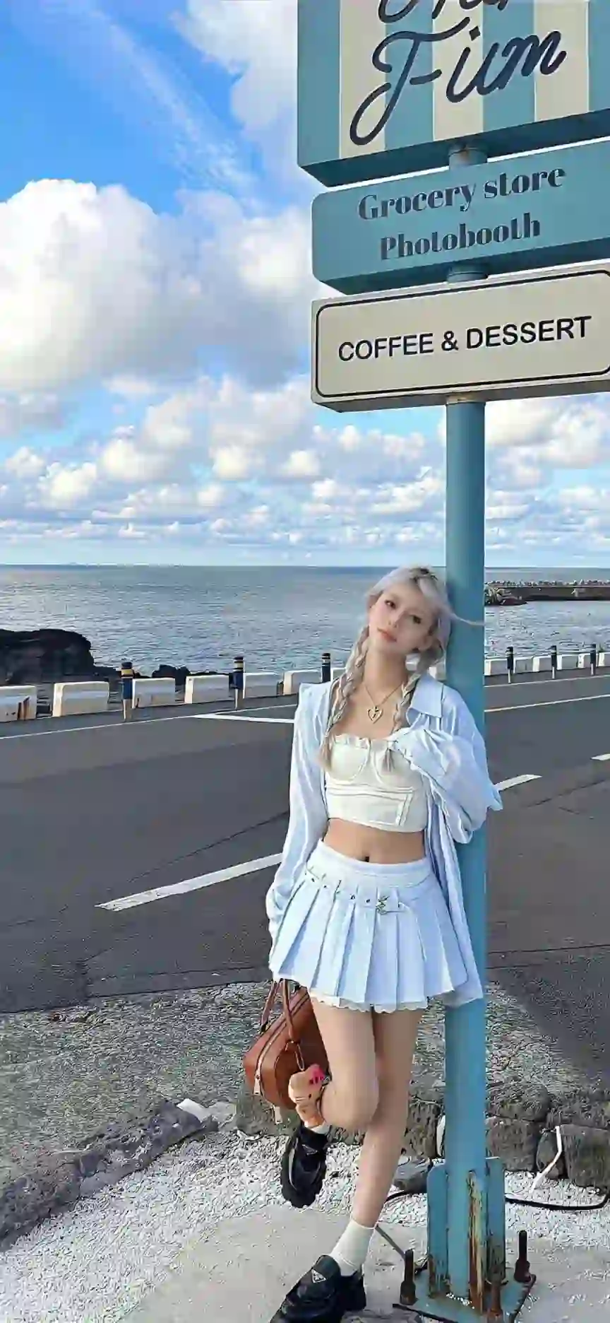 百褶裙 长发美女 长腿女孩 路牌