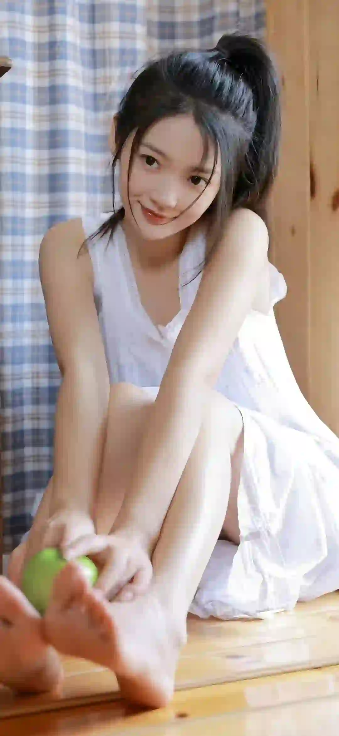 居家清纯美女 微笑 长腿美女