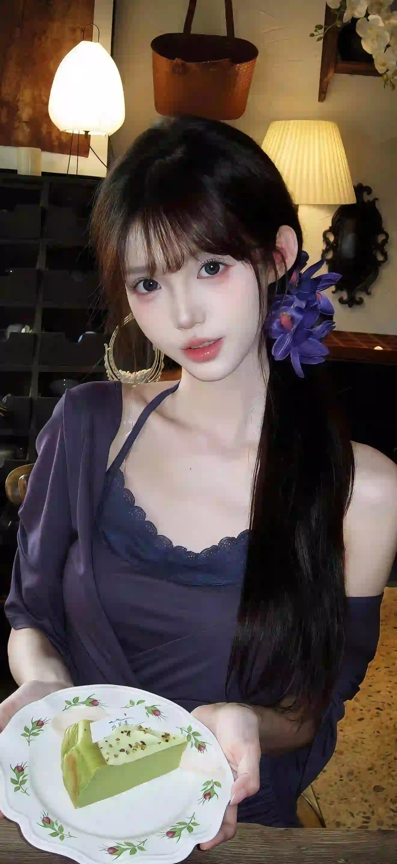 长发美女 清纯 糕点 性感美女 性感穿搭
