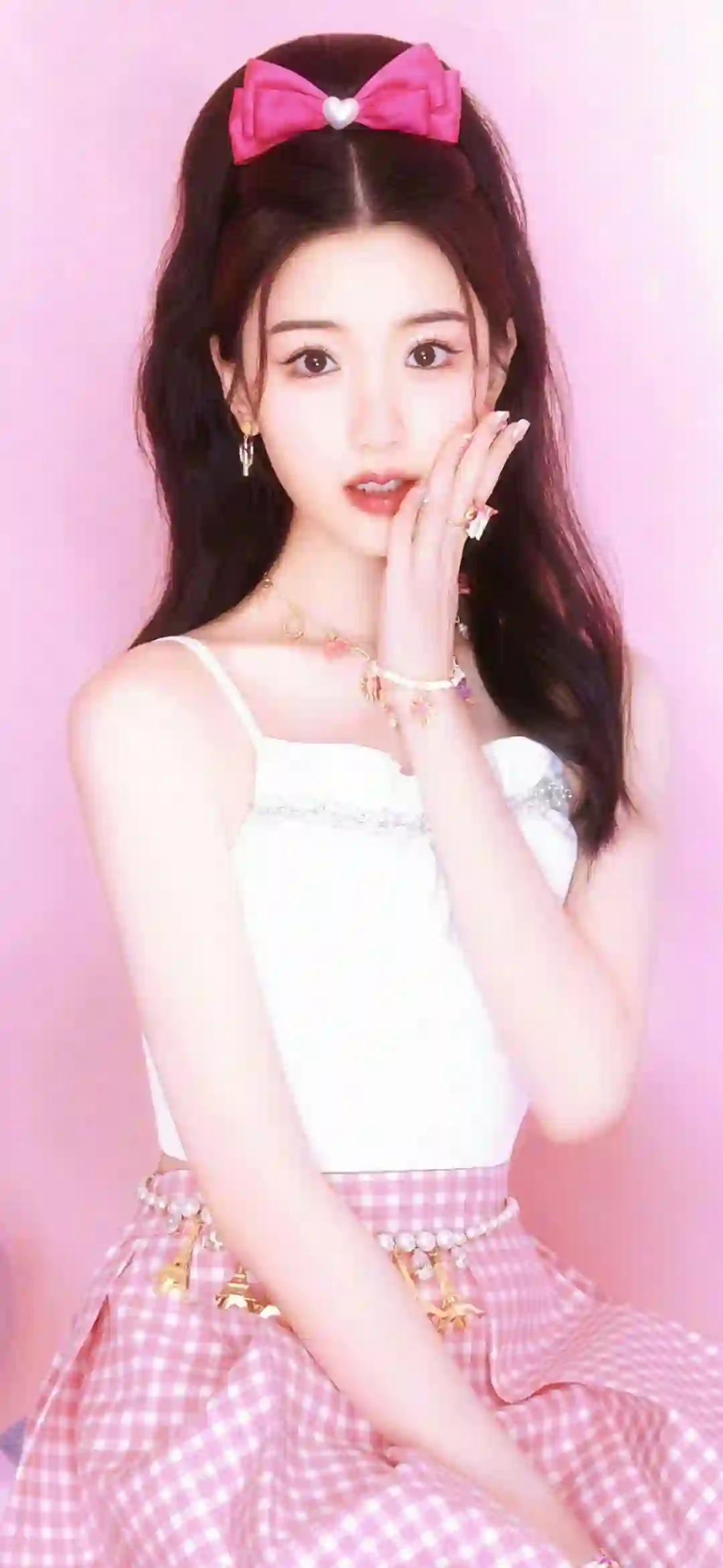 穿着粉色裙子的可爱女孩 粉色场景 毛晓彤