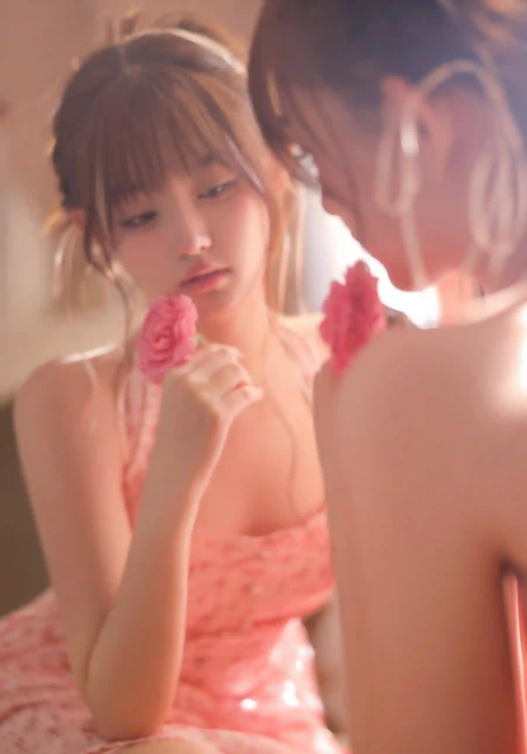 粉色碎花裙 长发女孩 可爱女孩 阳光 朦胧 长腿美女