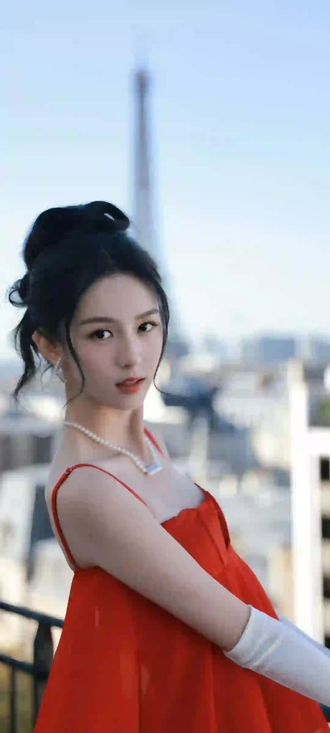 长发红裙美女 周也 红色吊带裙 性感美女 珍珠项链 写真