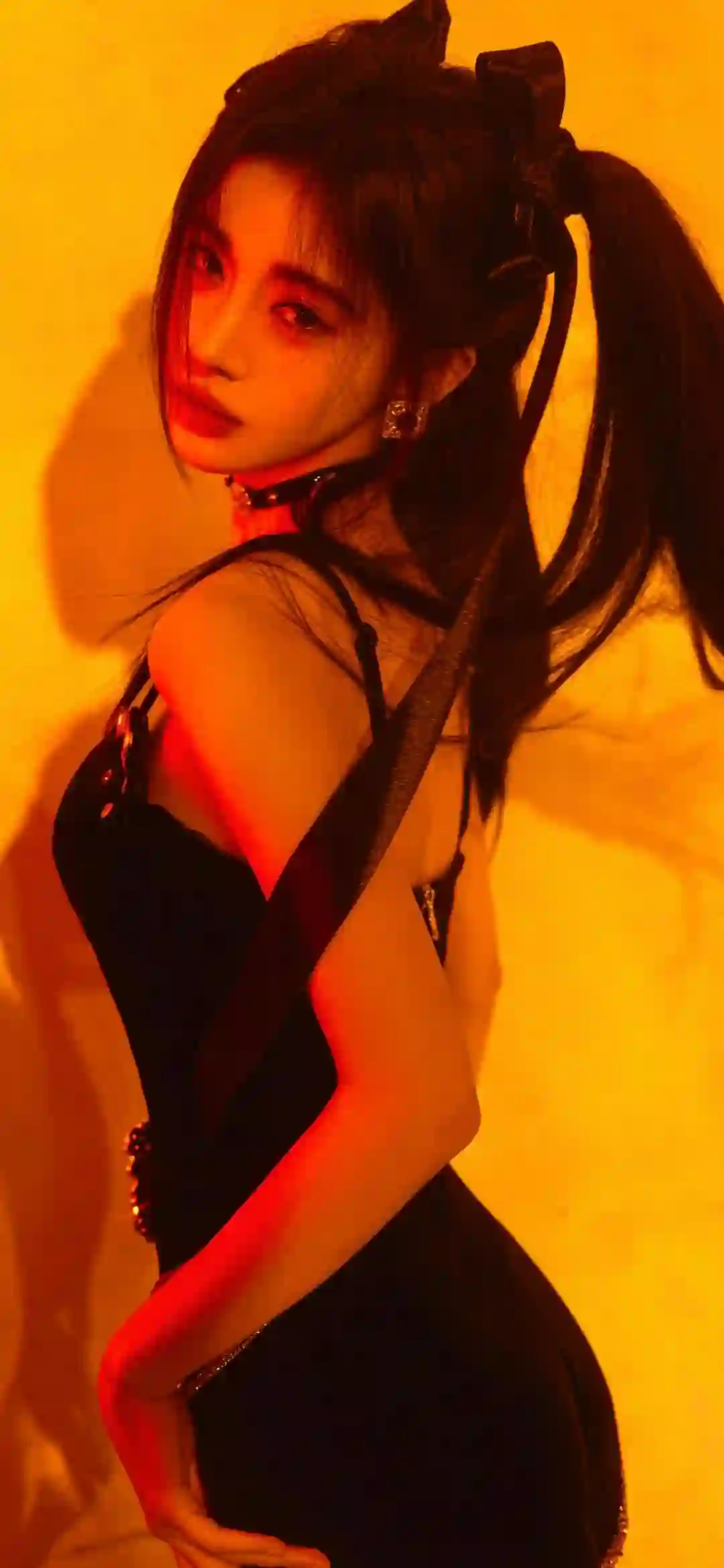 美女明星 鞠婧祎 长发可爱女孩  黑色性感长裙 吊带裙 灯光 氛围