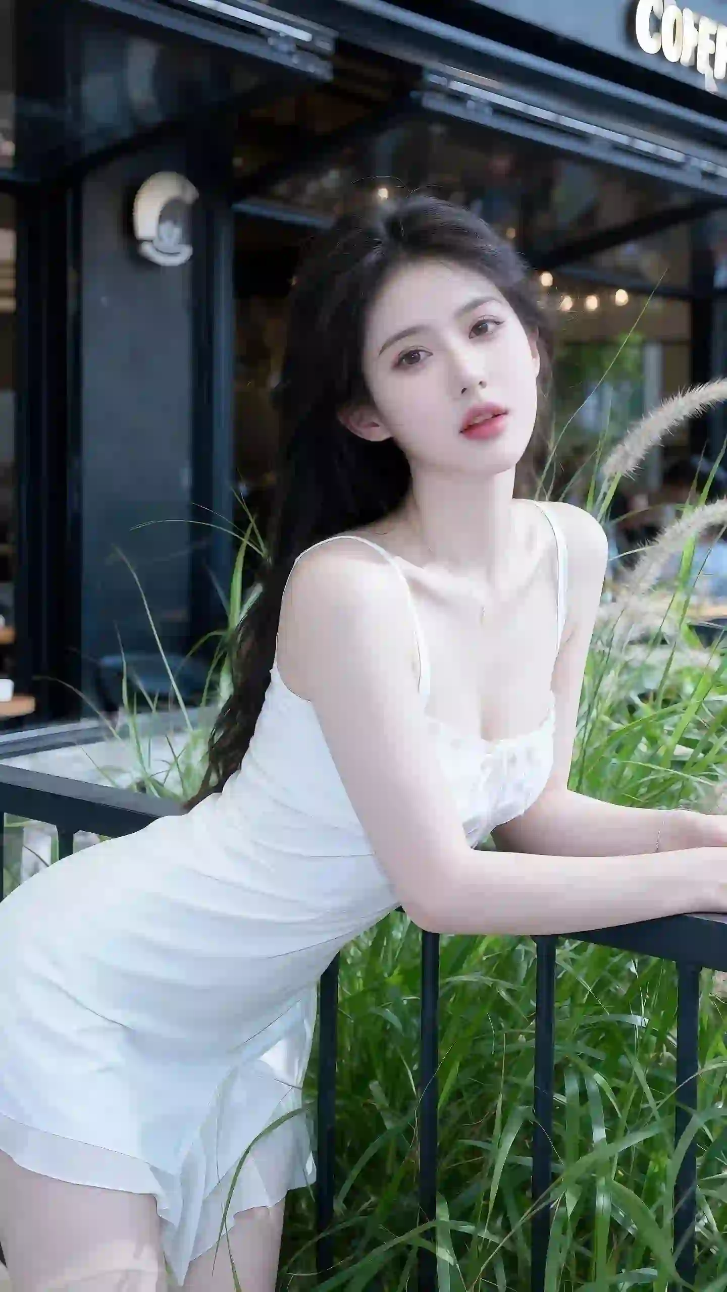 长发美女 户外 白色吊带裙子 清纯 小清新