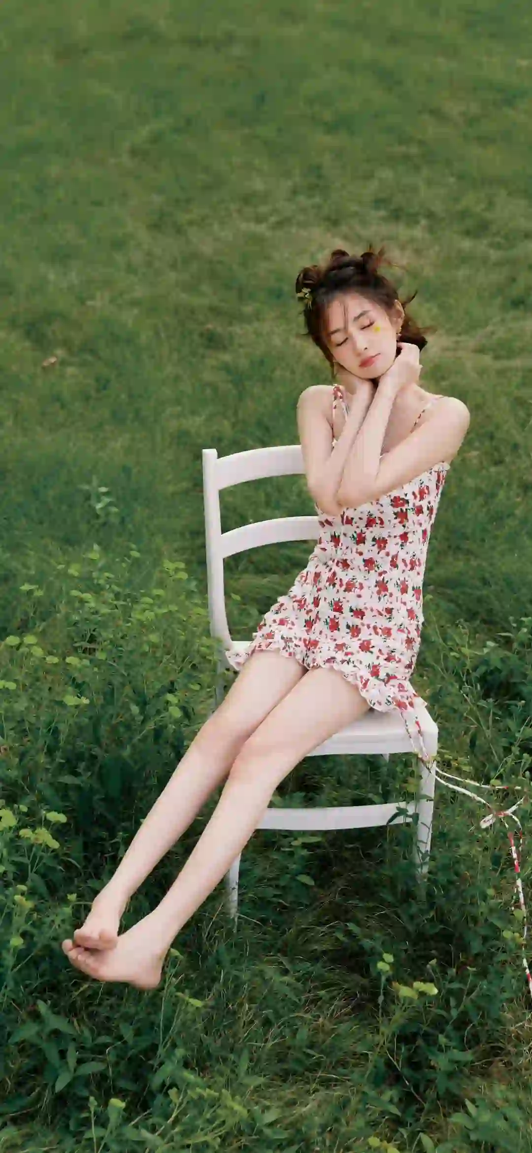 碎花短裙 吊带裙 美腿 草坪 椅子