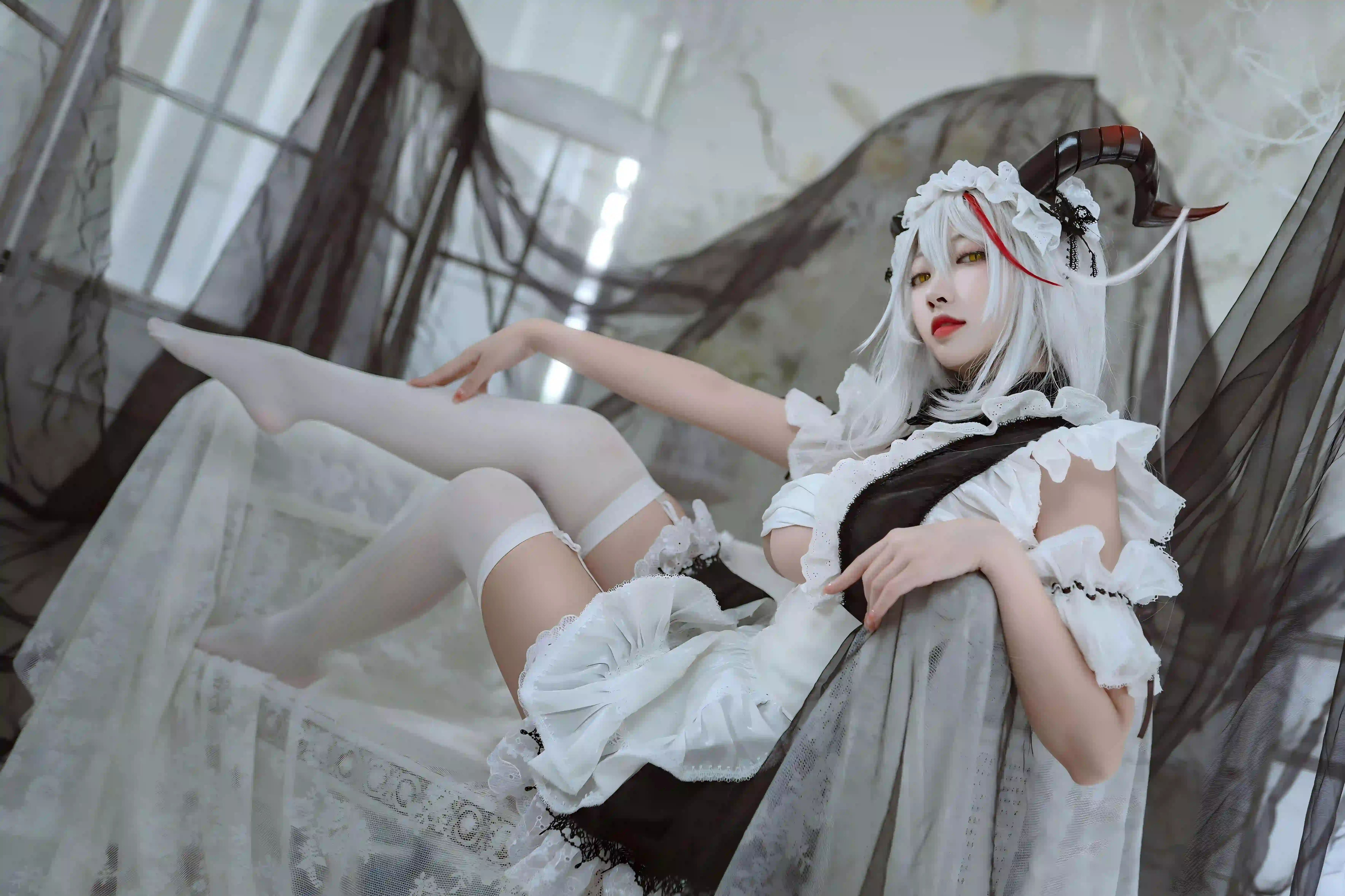 白色头发 长发美女 Coser 白色丝袜 长腿性感