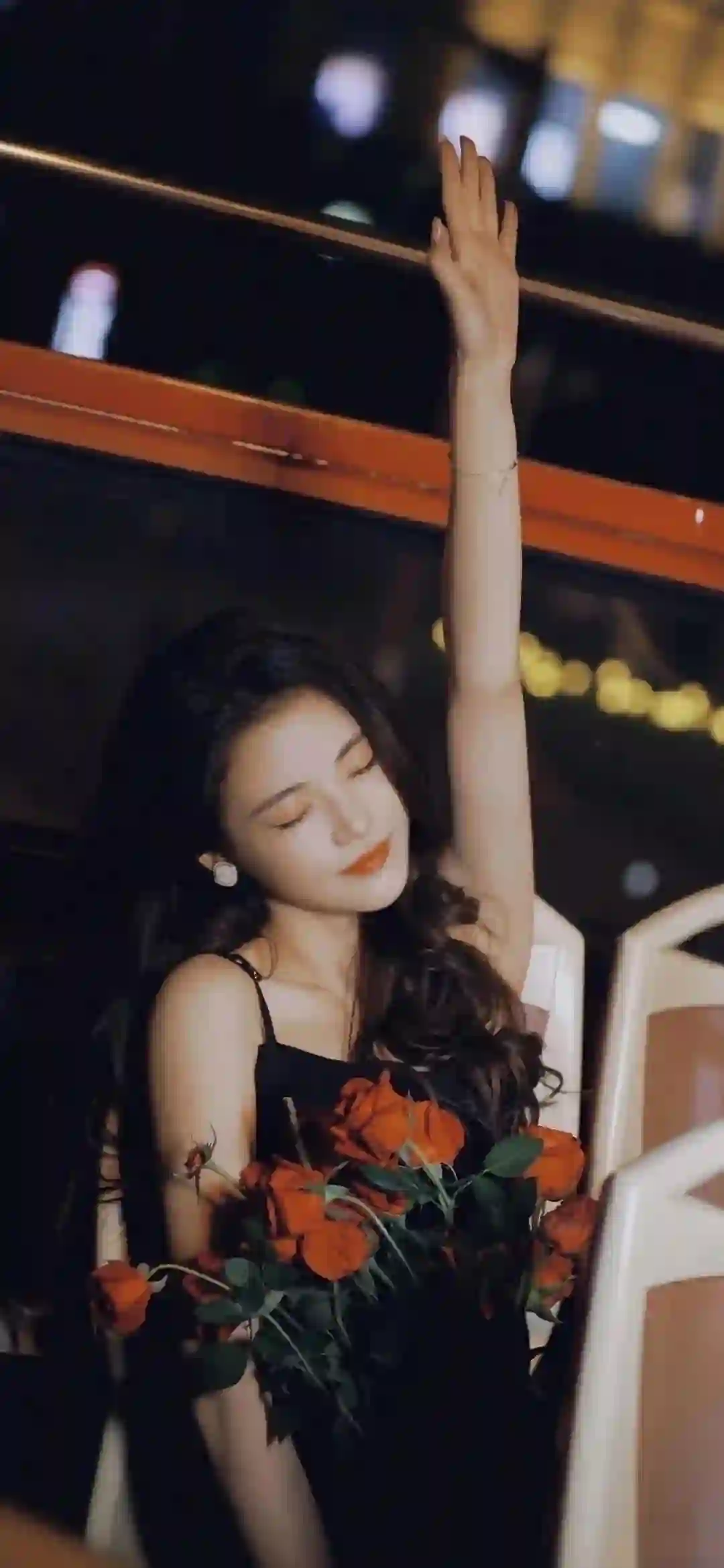 美女 夜色 红玫瑰 氛围