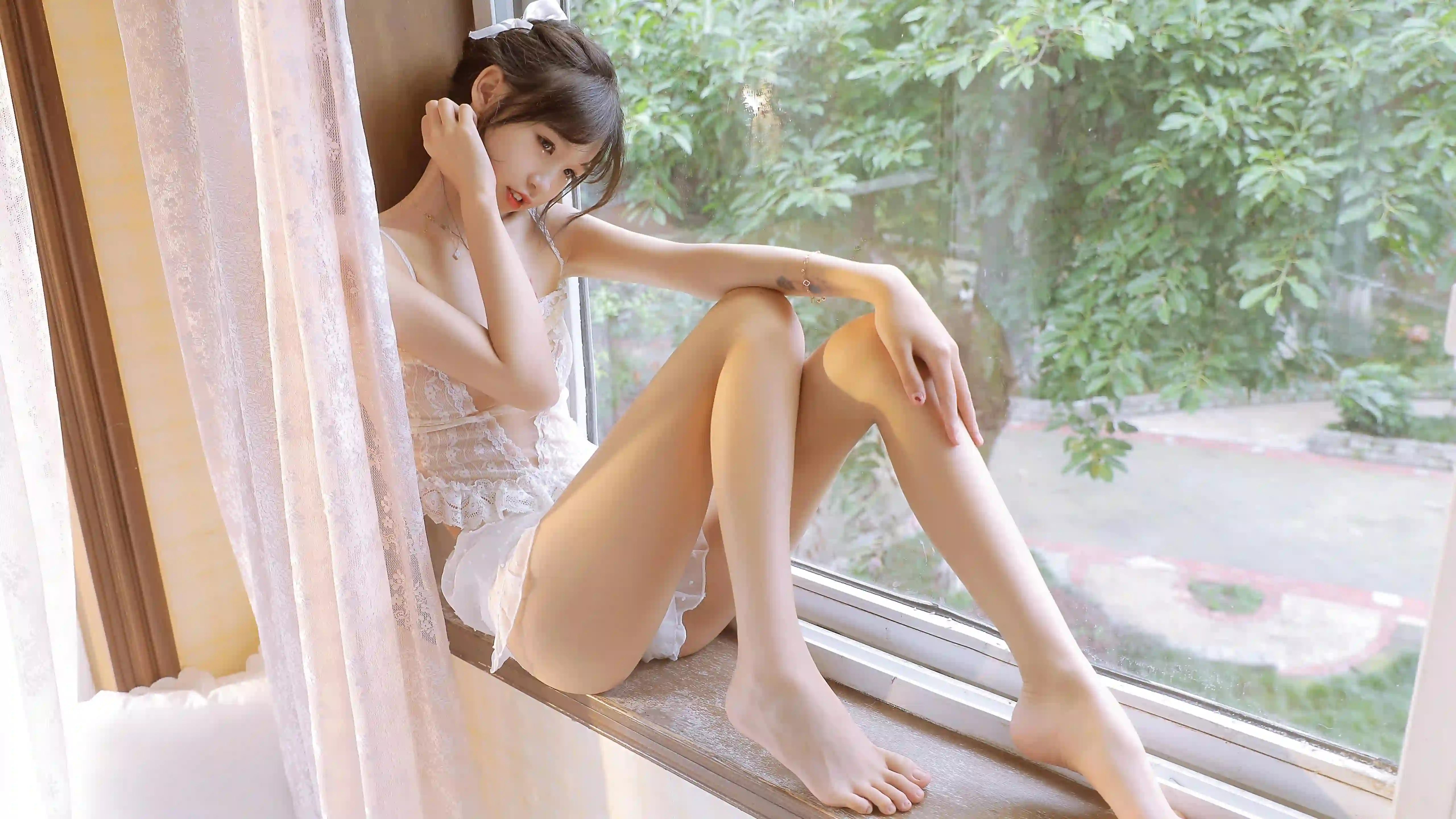 窗边写真 白色蕾丝睡衣 少女慵懒 阳光氛围 室内人像