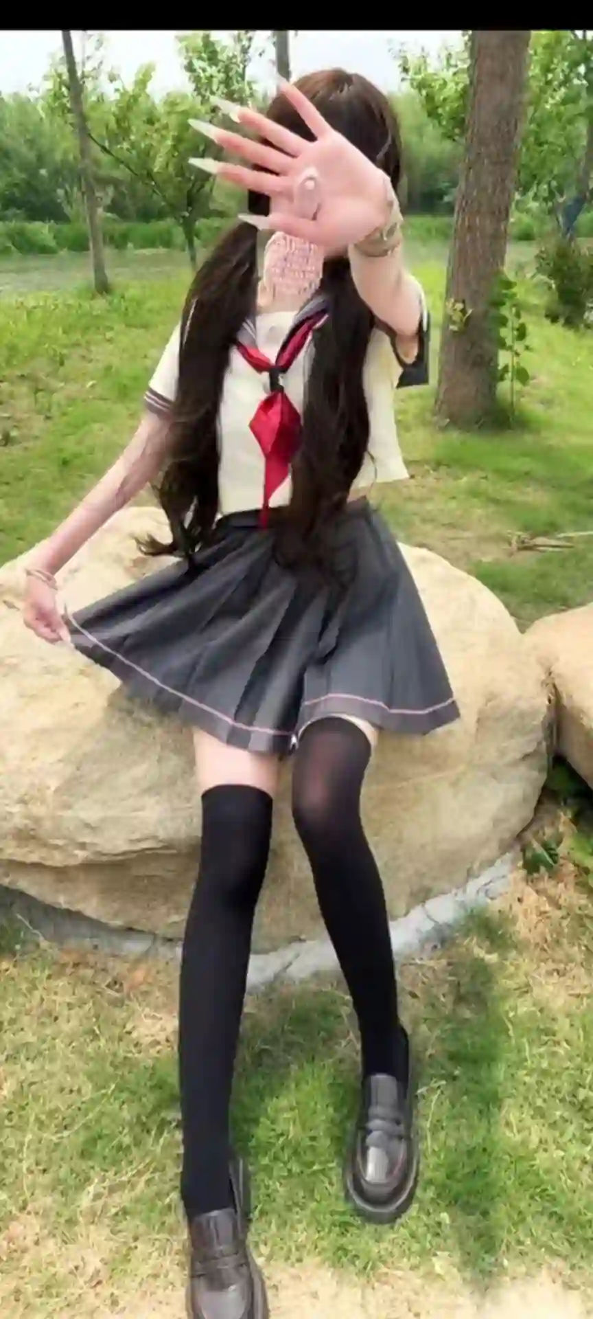 水手服 少女 户外 坐姿 校园风 写真