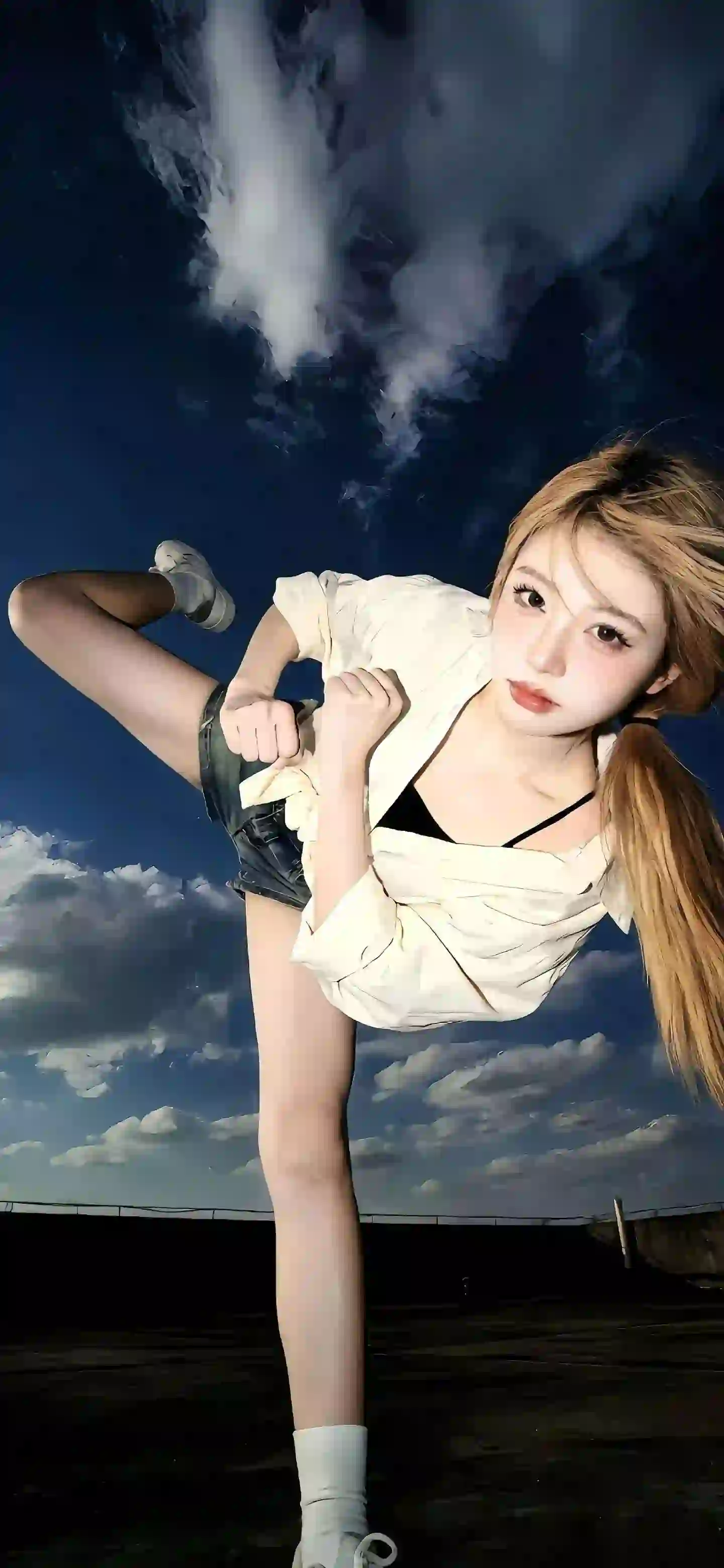 天空 长发美女 白色衣服 户外 吊带 长腿美女