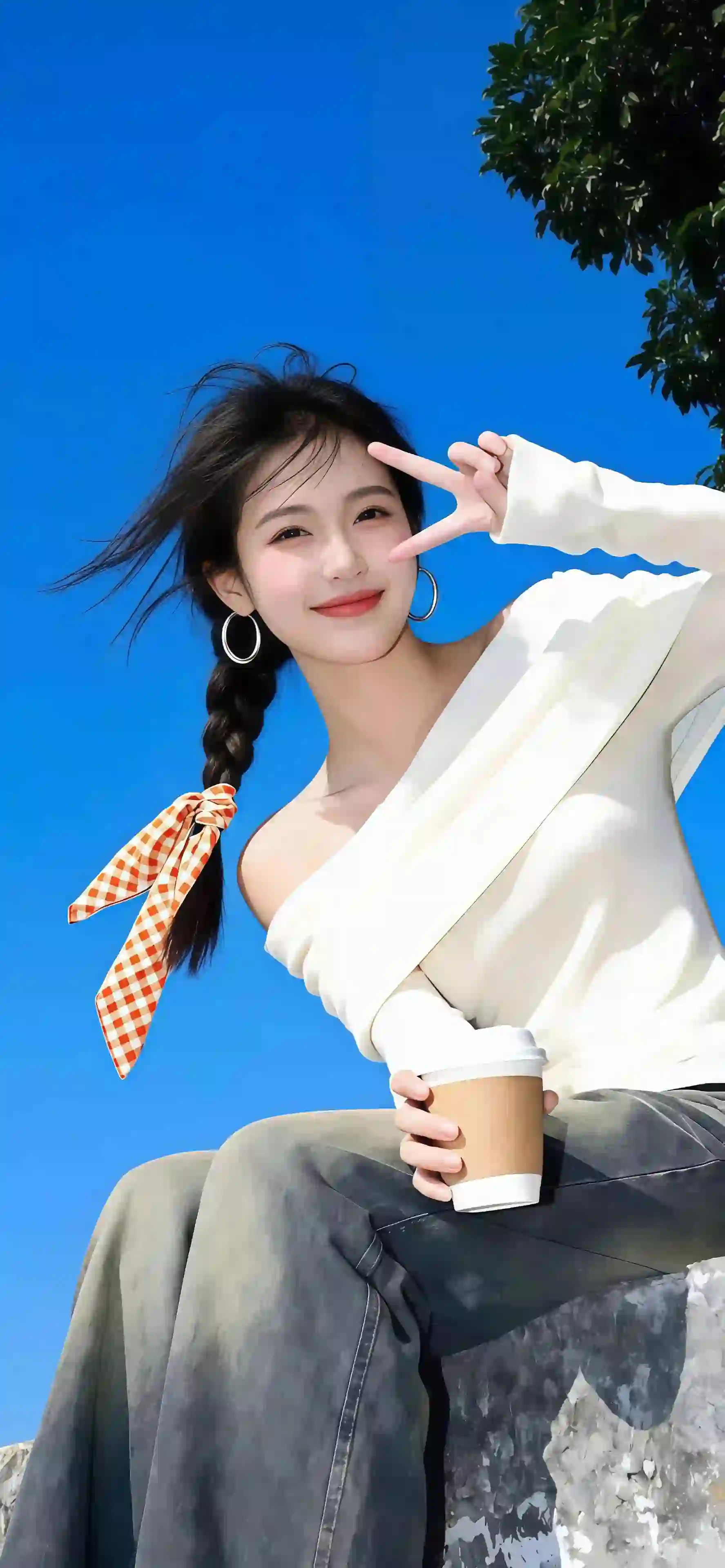 可爱 甜美女孩 户外 漏肩穿搭 咖啡