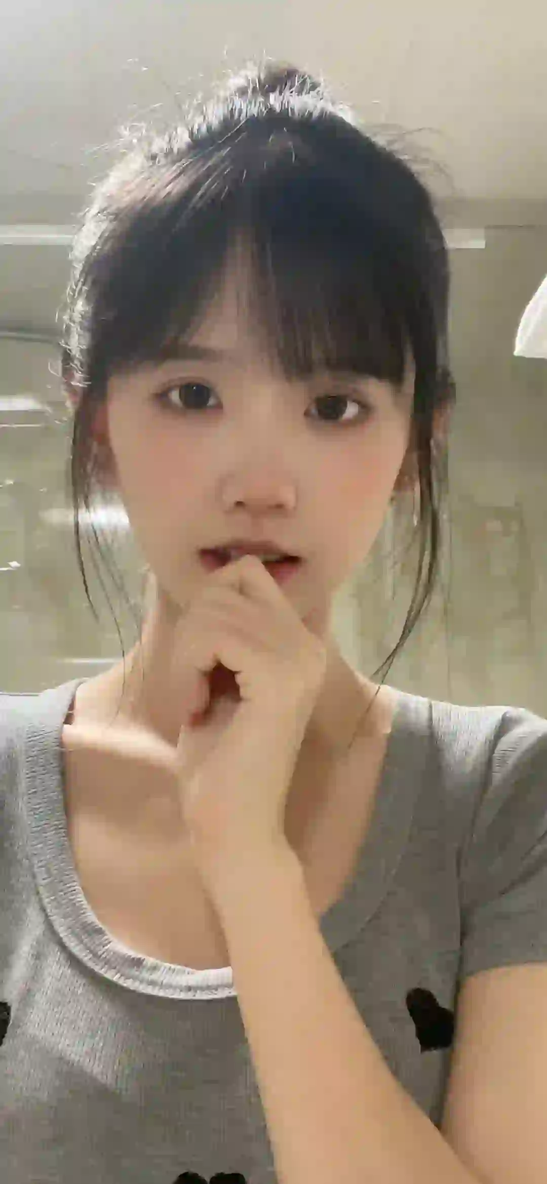 长发清纯美女 可爱女孩 灰色衣服