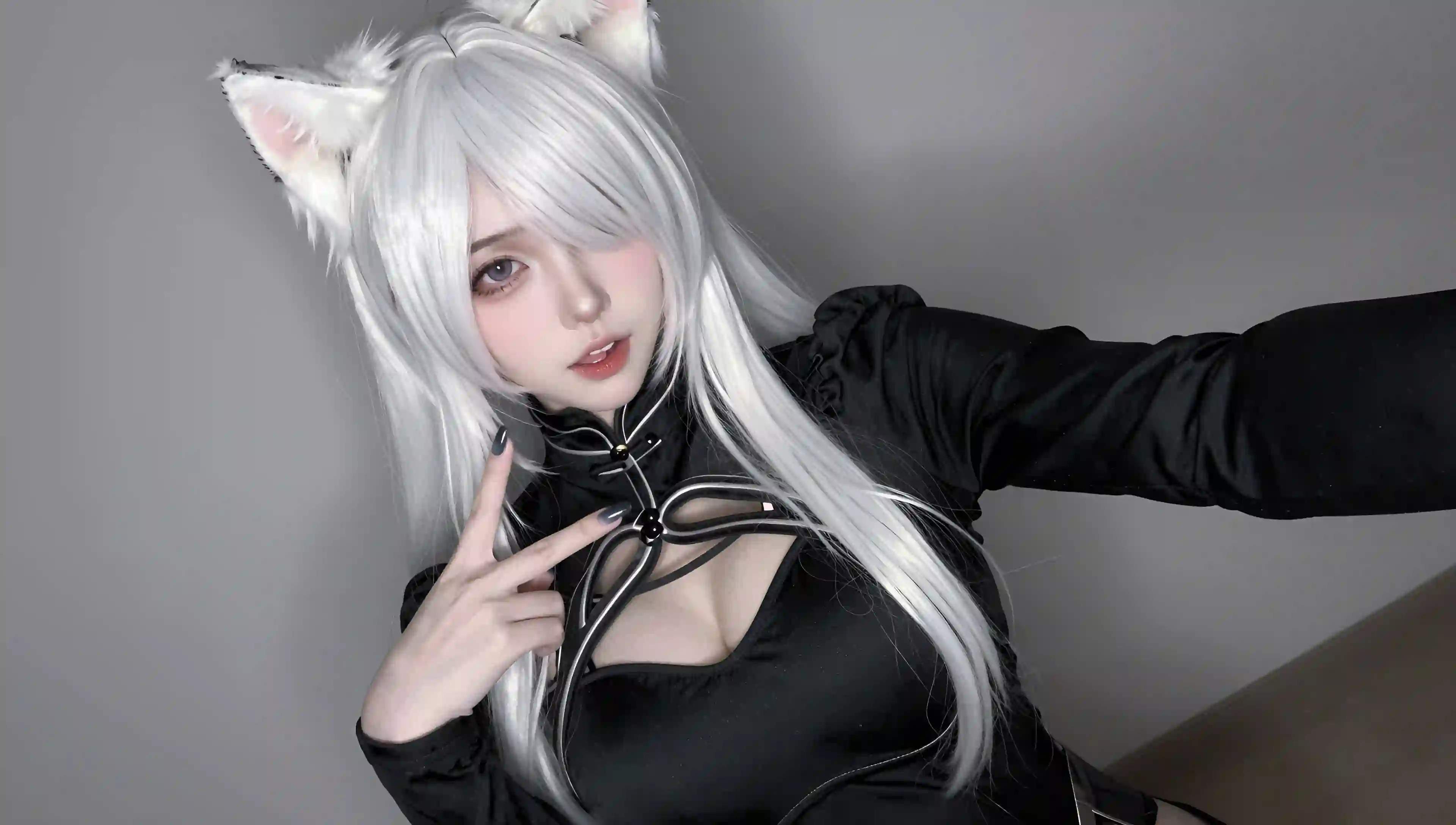 自拍 长发美女 猫耳女孩 银白色头发 黑色衣服 