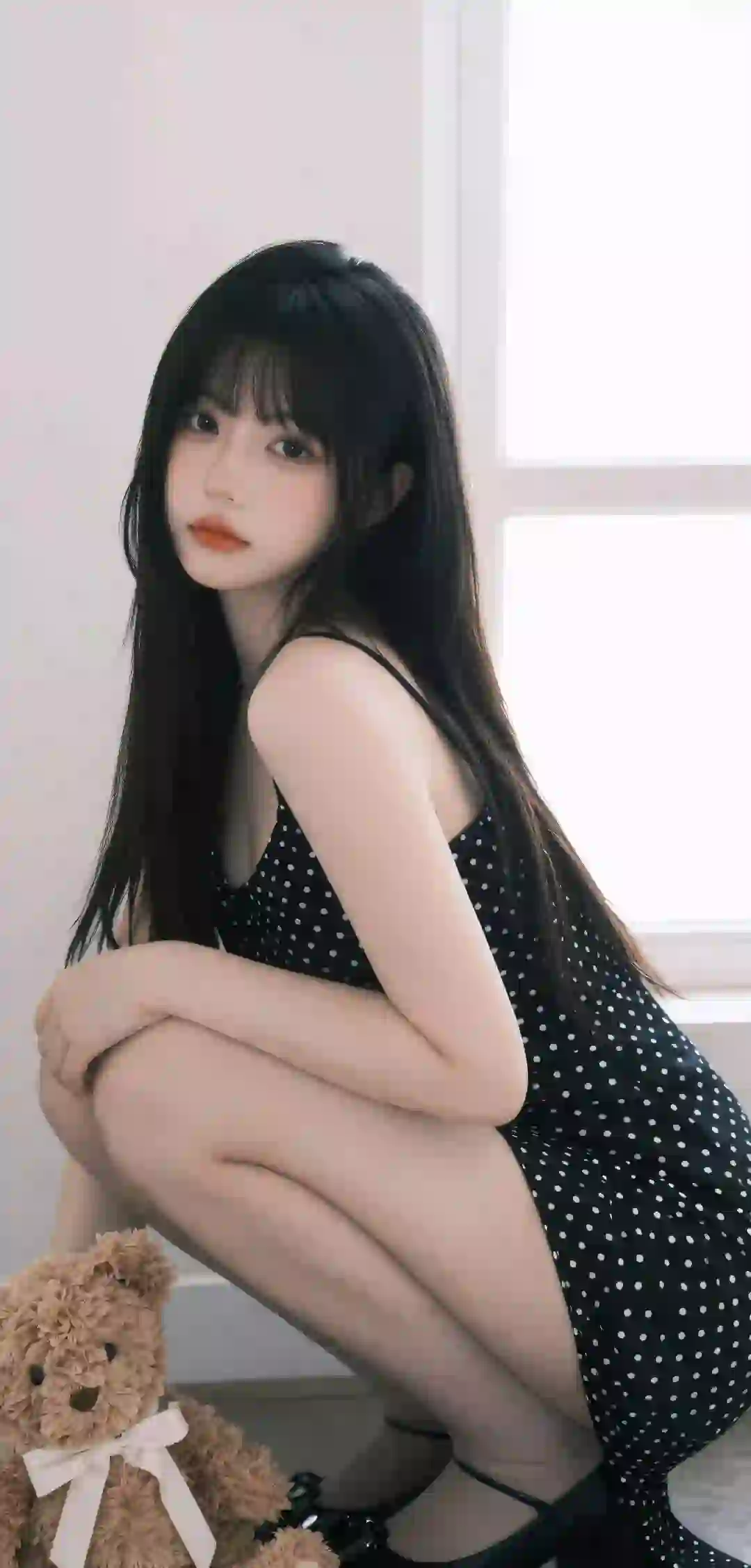 斑点碎花吊带裙 可爱玩偶小熊 长发清纯美女 