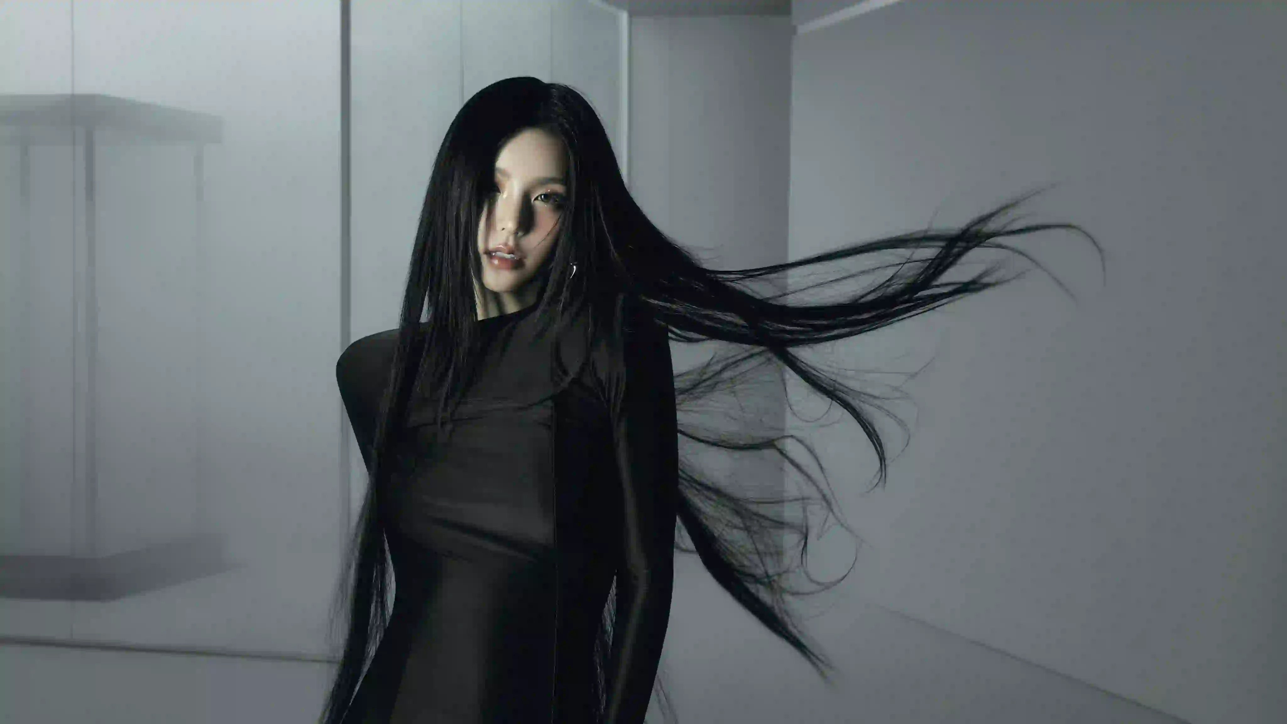 黑色衣服 长发美女 个性 飘逸的头发