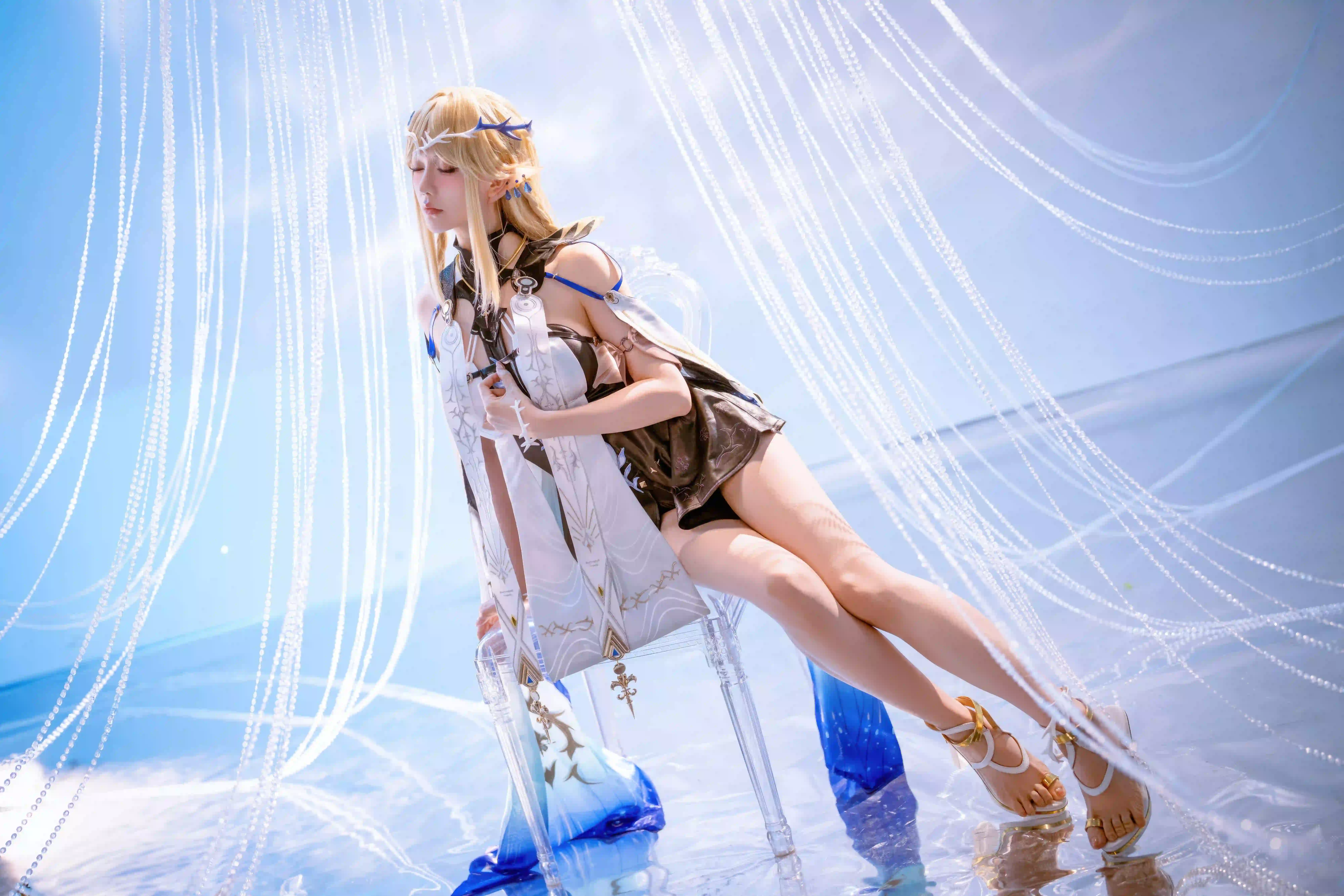 长发美女 长腿美女 长发美女coser 黄色长发 闭眼